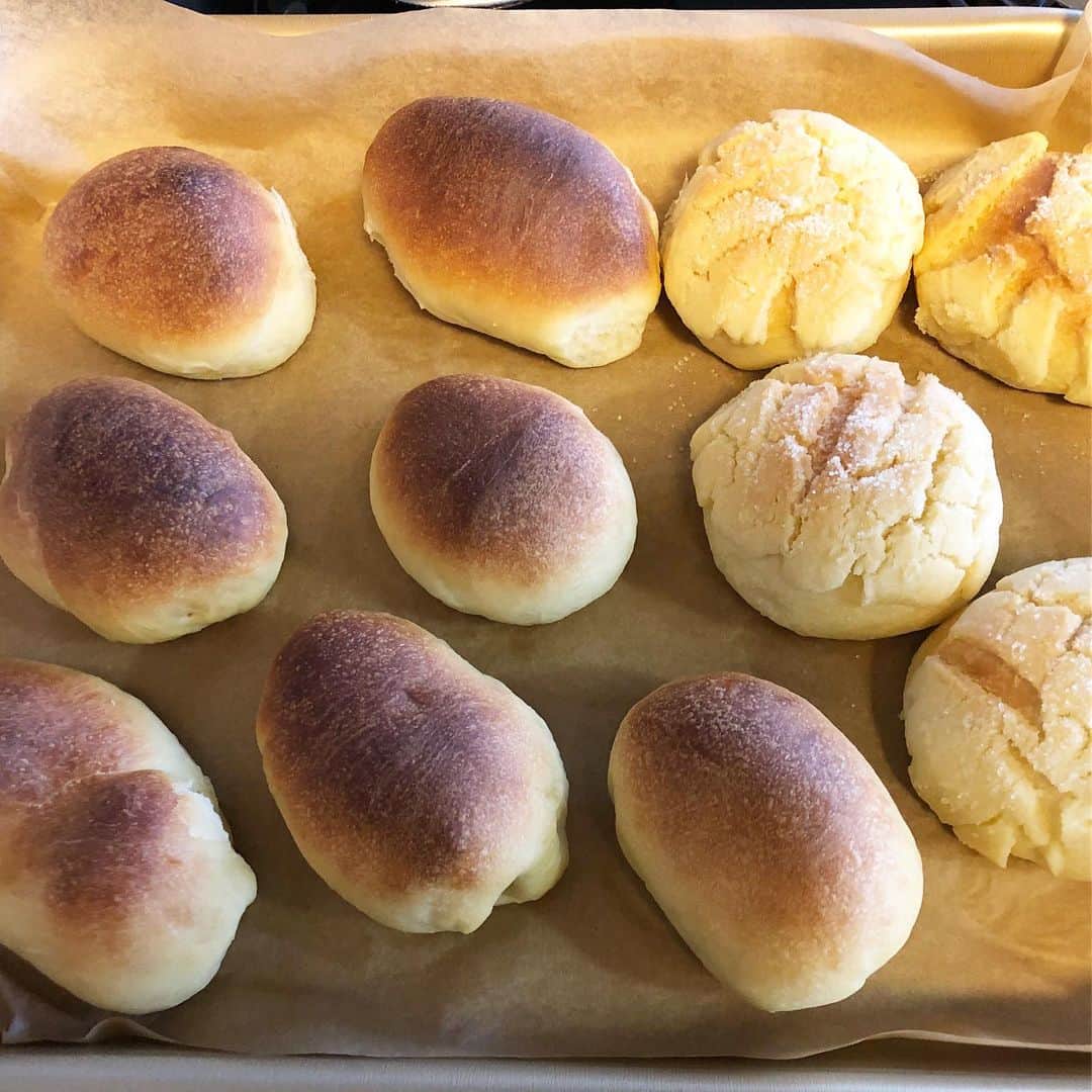 生島早織さんのインスタグラム写真 - (生島早織Instagram)「朝ごはん🍽  毎朝6時起床の子供達😍  朝は眠い💤 なかなかご飯も食べれません。 最近のお決まりコースは、パン🥪フルーツ3種盛り🍓🍇🍊 牛乳🥛。 パンは、サンドイッチの時もあれば、ブルーベリーなどの丸パンだったり。 パンドミにバターや蜂蜜をつける日も。  今朝の分のパンがなくなったので、昨夜双子達に聞いてみた。 『明日の朝ご飯何が良い？』 『ソーセージパン』 『僕はメロンパン』  あー・・・ 聞き方が悪った💦  それぞれ好きなものを言わせてしまった💦  まだまだ機嫌よくスクールに行けない日もあり、取りあえず何か少しでも口に入れて欲しいと思い、朝ごはんだけは食べたいものを食べさせていたのです。  夜寝る前パン作り🥐。 もう適当だ〜🤣 子供達の食べきりサイズに小さめ。 次男はゆっくりゆっくり食べるので、まだ食べ終わっていない！と言い、バスの時間に慌てて担ぎ出す事もしばしば💦  和朝食で育った私は、パンでは食べた気がせず、勿論ゴルフの日は絶対に和食。 パンとご飯では腹持ちも全く違います。 子供達も和食が良い〜 ご飯とお味噌汁とお漬物があれば良いよ〜 なんて言ってくれないかな？🤣 一時帰国の間に双子達の健康診断も控えているので気になって調べてみた💻  3歳9ヶ月の平均値。  身長98.3cm 体重15.1kg  双子達 身長102cm  体重17kg  やっぱりジャンボだ😄  よく食べるしよく遊ぶしよく笑うし、お喋りも上手になったし、歌も沢山覚えたし（何の歌かわかるようになった😁） 順調に成長してくれいる事に感謝💕💕 両親の身長を入力したら、子供の予測身長が出る。 176cm‼️ それは無いでしょう〜 きっと2人とも180cmは超えるよ〜  食費は凄い事になりそう🤣 賄い付きのアルバイトして貰おうかな😁  あっ！ じーじのお店だ〜😄 #双子育児 #双子ママ #双子兄弟 #海外生活 #海外育児 #夜中のパン作り #朝食大事  #双子それぞれ #平均値 #ジャンボツインズ #和食大好き」11月27日 21時28分 - saori.ikushima