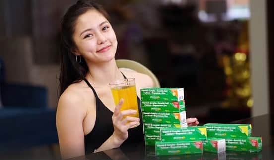 Kim Chiuさんのインスタグラム写真 - (Kim ChiuInstagram)「Pag hectic ang schedule, hindi pa nagsisimula ang araw ko, parang pagod na. But thanks to Berocca, may energy at sharp pa rin ako kahit anong ganap! My day is not complete without Berocca. 💚💚💚 I take one a day with hot water, minsan naman cold! Depends!😁 but #berocca #beroccaph didnt fail me!!!!😉💪🏻 #beroccabigday #conquerbigdays  with @beroccaph」11月27日 21時28分 - chinitaprincess