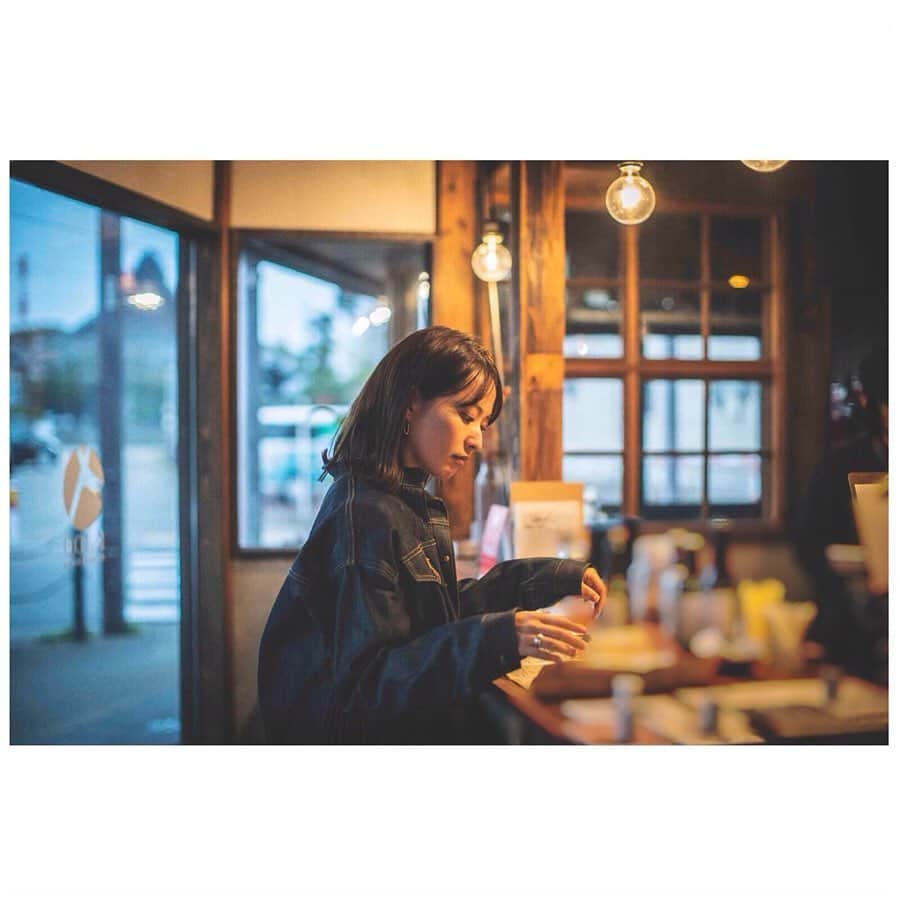 西島まどかさんのインスタグラム写真 - (西島まどかInstagram)「新潟写真。 メニューを見てわくわくするのが好きです。 これはわくわくを隠している時🍴🍙🍜 ． ． 沢山食べて、風邪ひきませんように。  写真は @yokonakata_ph 🙏🏻 ． ． #新潟 #新潟旅行 #沼垂 #沼垂テラス商店街  #niigata #niigatapic」11月27日 21時20分 - nishijima_madoka