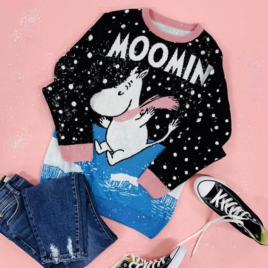 ムーミンさんのインスタグラム写真 - (ムーミンInstagram)「⛄️ Jump into a winter Moomin Land with this fabulously festive @truffleshufflecom Christmas jumper!😍 What do you think? Isn’t this the most Moominous Christmas sweater you’ve seen? Available on 👉 moom.in/tsjumper 💙 ✨ #moomin #moominofficial #truffleshuffle #moominjumper」11月27日 21時22分 - moominofficial