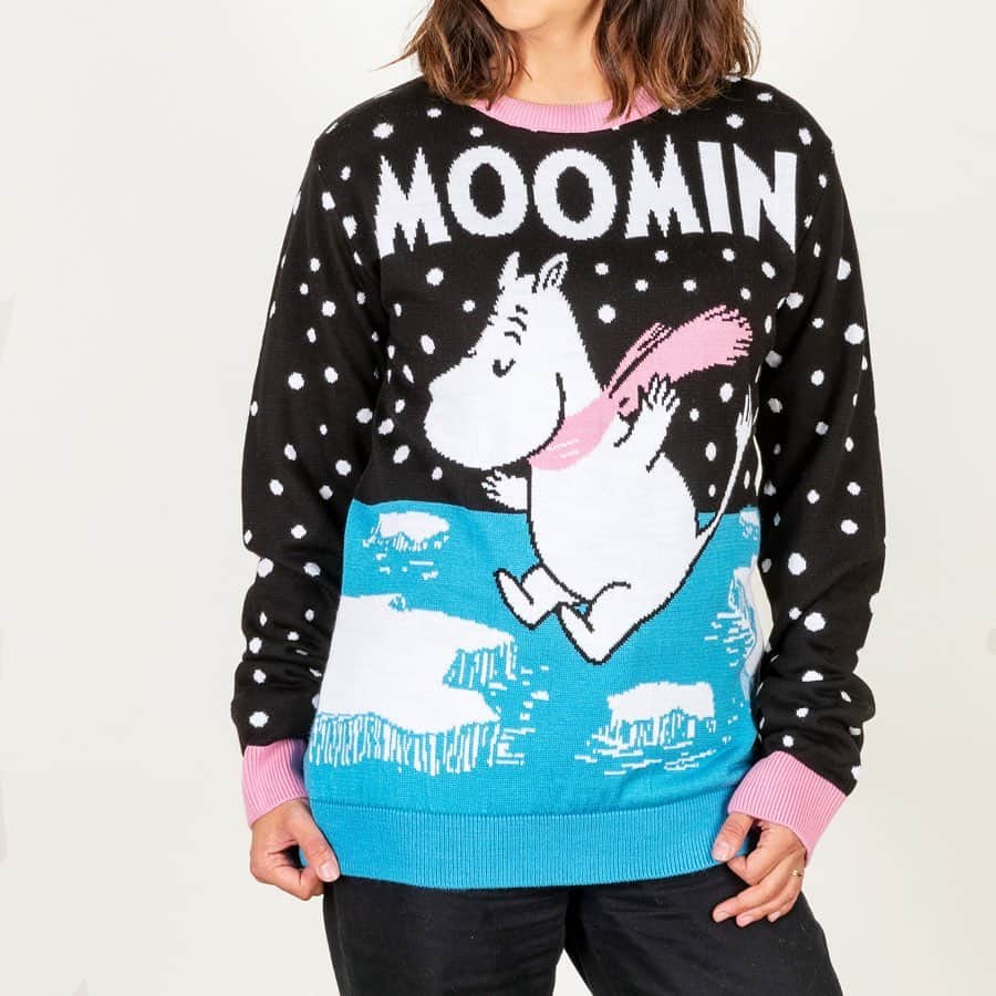 ムーミンさんのインスタグラム写真 - (ムーミンInstagram)「⛄️ Jump into a winter Moomin Land with this fabulously festive @truffleshufflecom Christmas jumper!😍 What do you think? Isn’t this the most Moominous Christmas sweater you’ve seen? Available on 👉 moom.in/tsjumper 💙 ✨ #moomin #moominofficial #truffleshuffle #moominjumper」11月27日 21時22分 - moominofficial