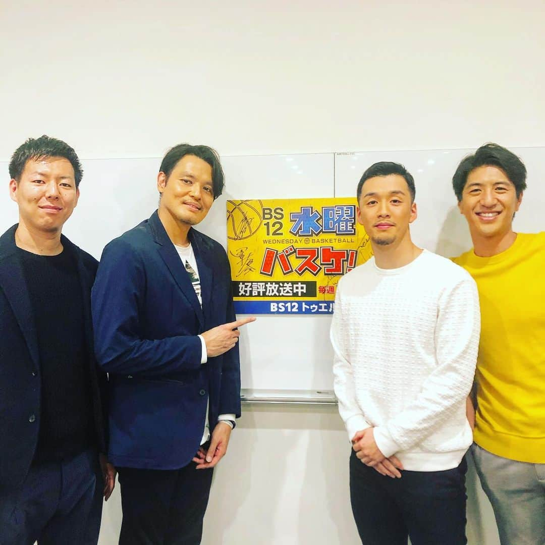 田中大貴さんのインスタグラム写真 - (田中大貴Instagram)「田渡凌くんが来てくれました  生放送のあと初インスタライブ📱 バスケのことは勿論…好きなタイプは？いつ結婚したい？テラスハウスの結末は？ そんな内容も入った番外編インスタライブw  #田渡凌 #横浜ビーコルセアーズ  #ポイントガード #テラスハウス 出演中 #BS12 #生出演  #2枚目はインスタライブ中 #一番左は　 #Bリーグ　 #広報 新出くん #感謝」11月27日 21時24分 - daiki.tanaka_1980