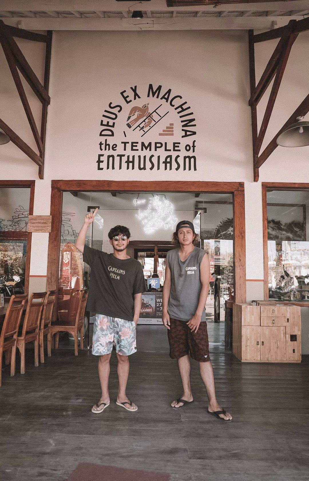 のインスタグラム：「We went to @deustemple yesterday and asked them if there is any chance that we can play music there, and they said yes! This is going to be a most spontaneous live show ever!  The live is on next saturday around 20:00 at @deustemple  なんと！バリのDEUSにてライブする事になりました🤙🏾この時期にバリにいる人はぜひ遊びに来てね〜🇮🇩 with @junwelt Balinese guide by @mikimosol」