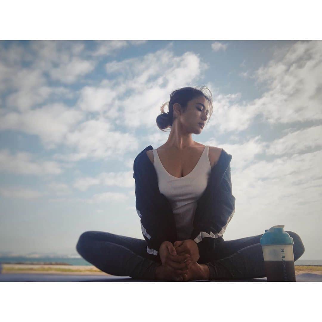 金城優華さんのインスタグラム写真 - (金城優華Instagram)「海風聞きながらストレッチ﻿ ﻿ ﻿ 自律神経を整える為に しばらくトレーニングは程々に 身体と心を緩める事を主にやってこうかと。﻿ ﻿ #金城優華﻿ #金城のトレ事情﻿ #自律神経を整える  #healthylifestyle  #okinawa #woman」11月27日 21時29分 - yuuka_kinjo_