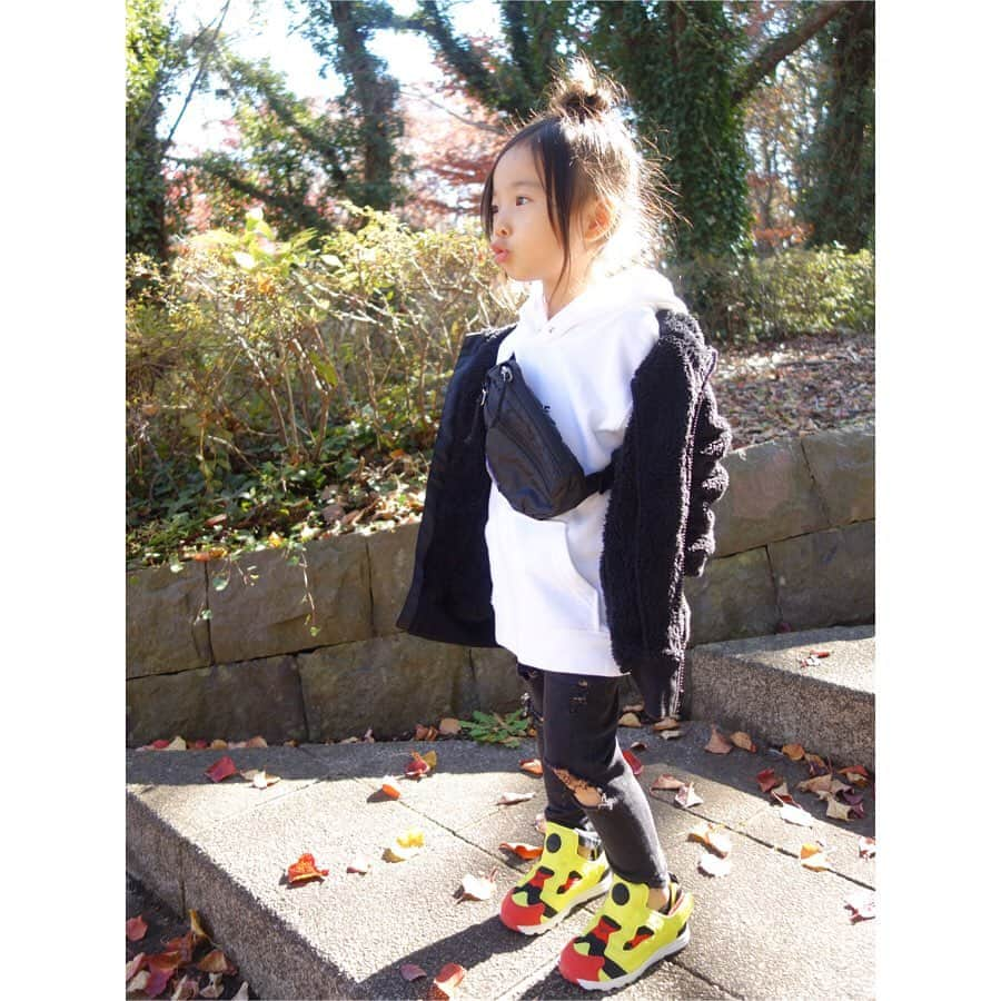 Saraさんのインスタグラム写真 - (SaraInstagram)「. coordinate♡ . モノトーンにポンプフューリー❤️ @branshes のボアジャケットが あったかそうでかわいい🐻❤︎ . outer ▶︎ #branshes pants ▶︎ #hm (✂︎) shoes ▶︎ #reebok  bag ▶︎ #patagonia . .  #ootd #kids #kids_japan #kids_japan_ootd #kjp_ootd #kidsfahion #kidscode #kidsootd #kidswear #キッズコーデ #キッズファッション #インスタキッズ #ポンプフューリー #シトロン #pumpfury」11月27日 21時30分 - sarasara718