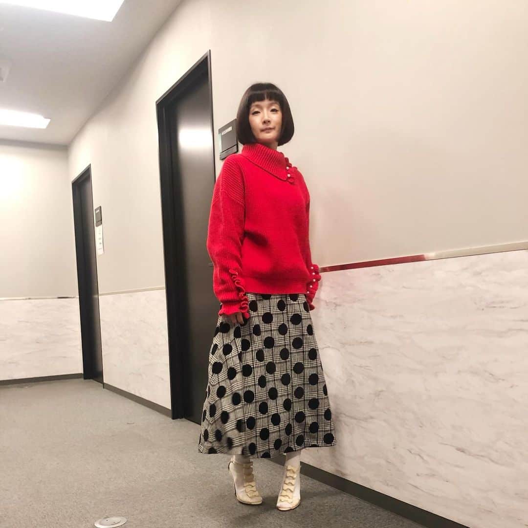 千秋さんのインスタグラム写真 - (千秋Instagram)「衣装🍓🍒🥩💋💃🏻 #tbs #あさチャン #赤いニット #水玉スカート」11月27日 21時33分 - chiaki77777