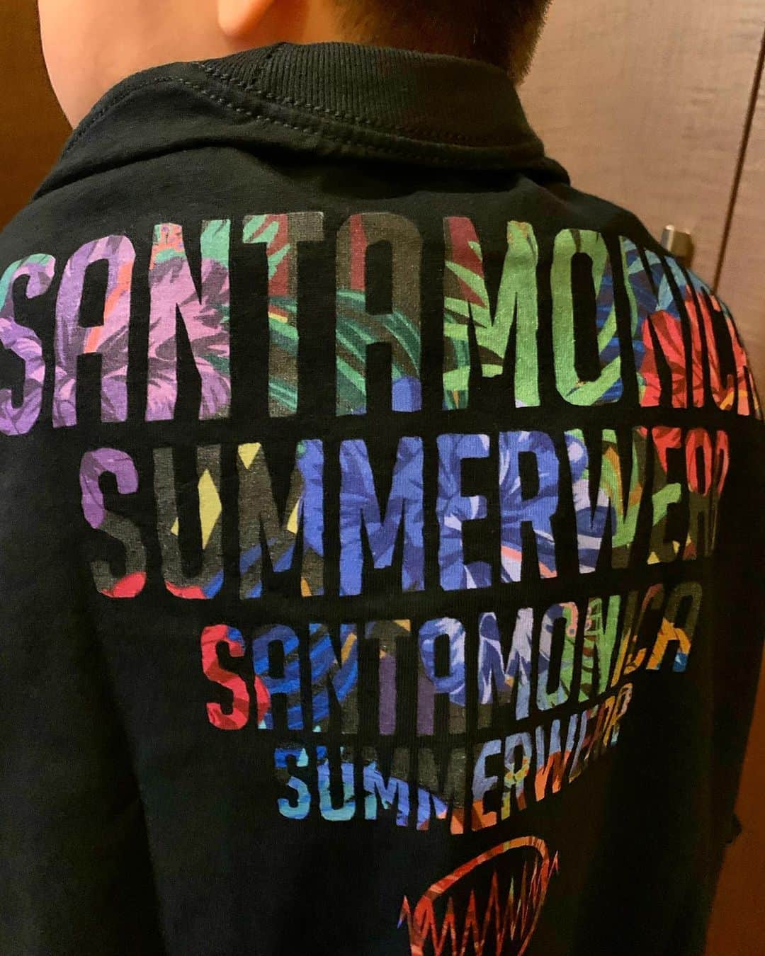 こーいちのインスタグラム：「イガリさんからイケてるSANTAMONICAのロンT諸々が届きました。 今は子供が毛布代わりに羽織ってますがちゃんと着たいと思います。 イガリさん。 愛してる。」