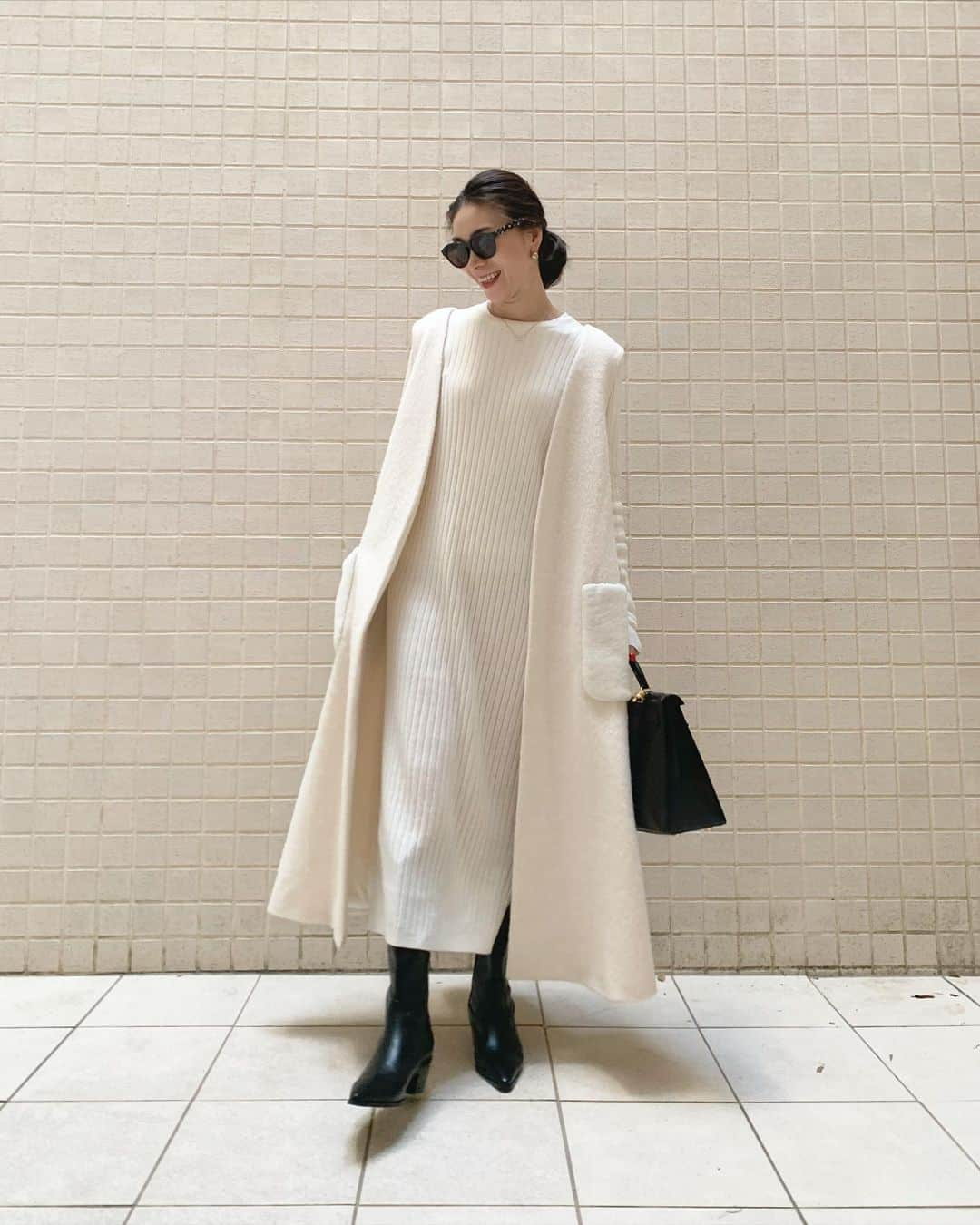 大日方久美子さんのインスタグラム写真 - (大日方久美子Instagram)「・ Outfit☆ ・ Long gilet → @aton_tokyo  Knit → @cookiechocolate_official  Boots → @cookiechocolate_official  Bag → @hermes ・ ・ 大切にしているロングジレに買付したニットワンピースのプラワンコーデ。 ブラックレザーの靴とバッグでモノトーンスタイリング。 ・ 見えてないけどブーツはウエスタンライクなデザインです。 ・ 明日は18:30〜コレド日本橋でトークショー！  B1インフォメーションで整理券をお配りしています！(今日来てくださった皆さまありがとうございました) ・ 明日、トークショーの直前でも大丈夫なので整理券を取りにいらしていただけたら、抽選会にご参加いただけます。 (整理券がなくてもトークショーはご参加いただけます) ・ 抽選会特賞として、パーソナルショッピング+3万円ギフト券が当たります👏🏻 ・ パーソナルショッピングは当日になりますが、ご購入はご自身ねタイミングで❤️ ・ ・ #kumicloset  #kumijob #パーソナルスタイリスト #プラワンコーデ」11月27日 21時35分 - kumi511976