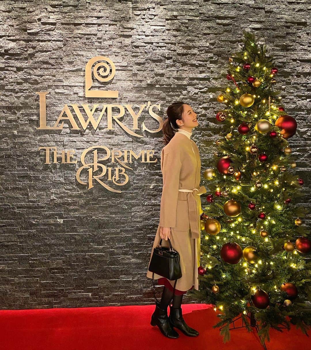 橋本まゆのインスタグラム：「もうそんな時期なのね。 クリスマスツリーがあったのでつい🤭🎄📸﻿ ﻿ 先日ローストビーフ屋さんへ﻿ 赤身肉が美味しすぎて大満足☺️❤️﻿ #ローストビーフ#クリスマスツリー #lawrystheprimerib」