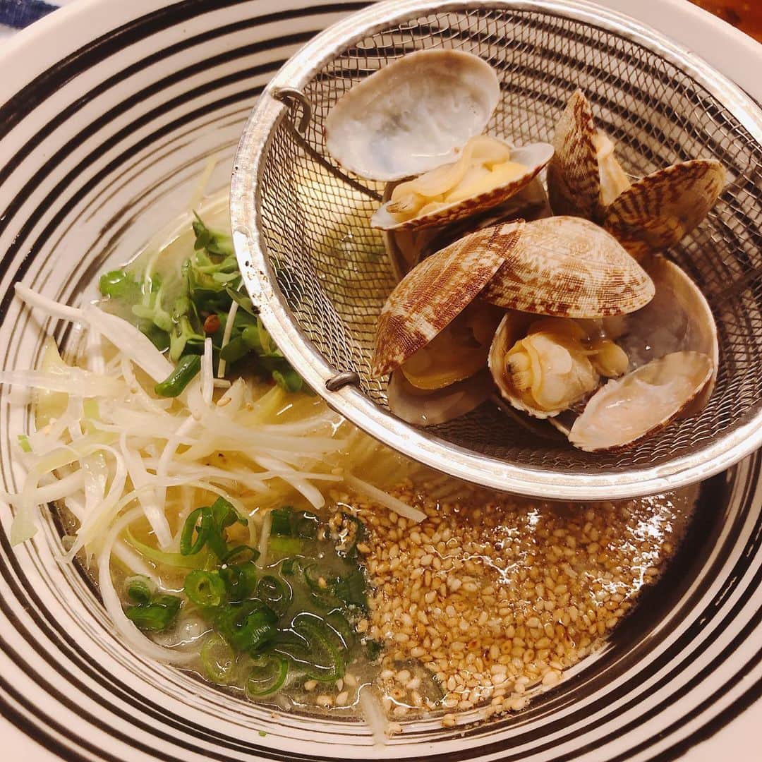 上野優華さんのインスタグラム写真 - (上野優華Instagram)「先日実家に帰省した時に🥰 徳島に帰ったら絶対食べるラーメンなのです…。 色んなラーメン食べてるけど多分世界で1番です… 教えたくないけど…教えたくないんだけどおすすめせずにはいられない！！なお店なのです。 いつもは鯛塩ラーメンなんだけど、私アサリが大好きでね。 アサリバターにしちゃったよ…。 最強…。 #徳島 #tokusima #地元 #帰省 #実家 #ラーメン #塩ラーメン #大好き #ramen #Noodle #アサリ #浅利 #アサリバター #堂の浦 #Love  #インスタラーメン部 #ラーメン好き #おすすめラーメン #ラーメン部 #麺スタグラム #飯テロ #グルメ #徳島グルメ」11月27日 21時39分 - yuukaueno0205