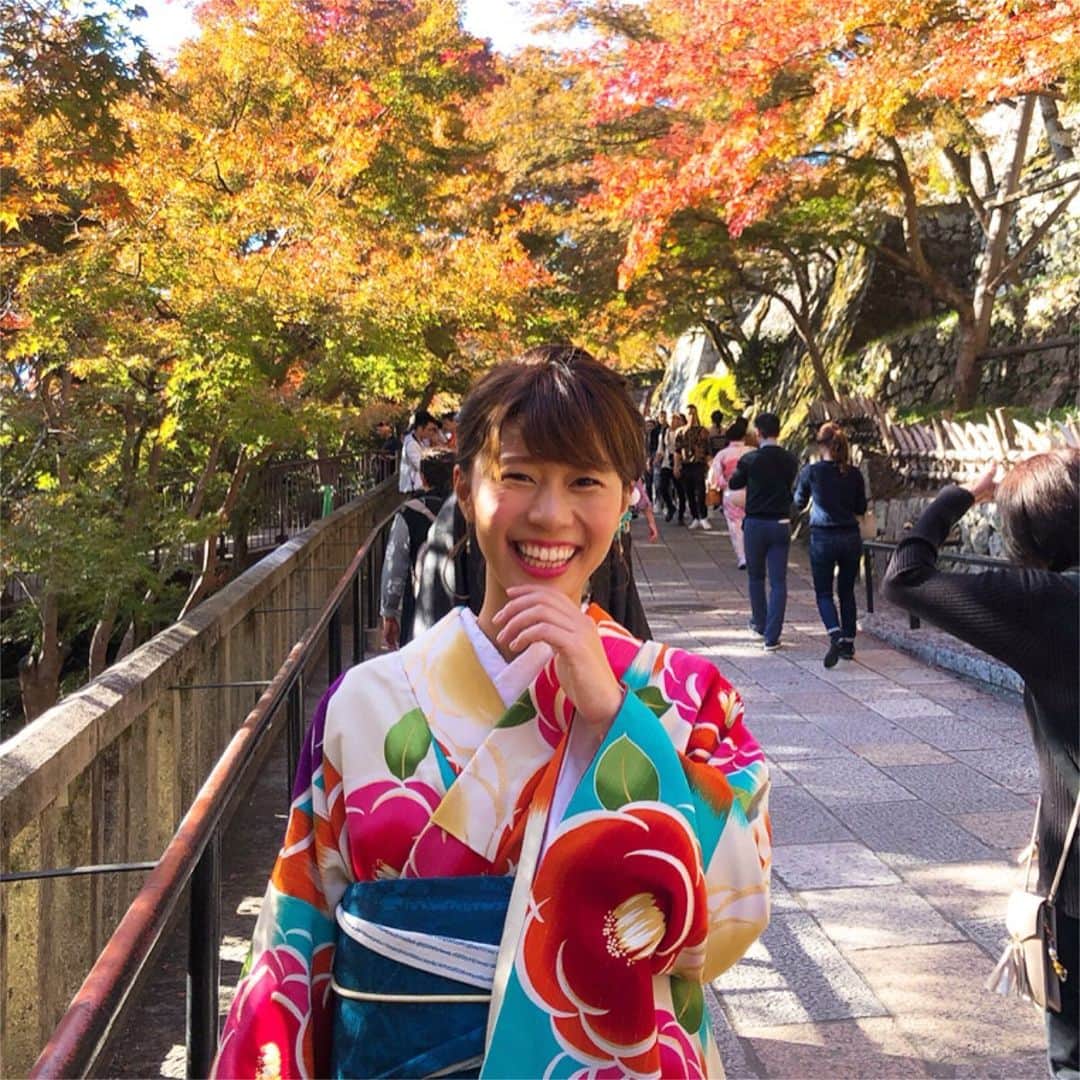 のインスタグラム：「. 一気に更新してます。笑笑 . さてさて、 今週グッと寒くなりましたが・・・ 先週の京都は 紅葉が見頃でした🍁💓 . . 大学の友達と、 着物を着て散策〜〜😘🍁 秋の京都、 四季の中で一番好きです🤣💓 . . いつもの仲良しメンバー プラス、 京都出身のコバも一緒に😝 コバはパパみたいな存在😝！！ . とってもいいキャラしているんですよ〜〜🙆‍♂️💓 . #京都#紅葉#着物#散策#清水寺#南禅寺#早稲田大学#友達#石川テレビ#アナウンサー#河谷麻瑚 . 明日も頑張りましょう〜〜！ リフレッシュ是非ご覧ください😍⭐️」
