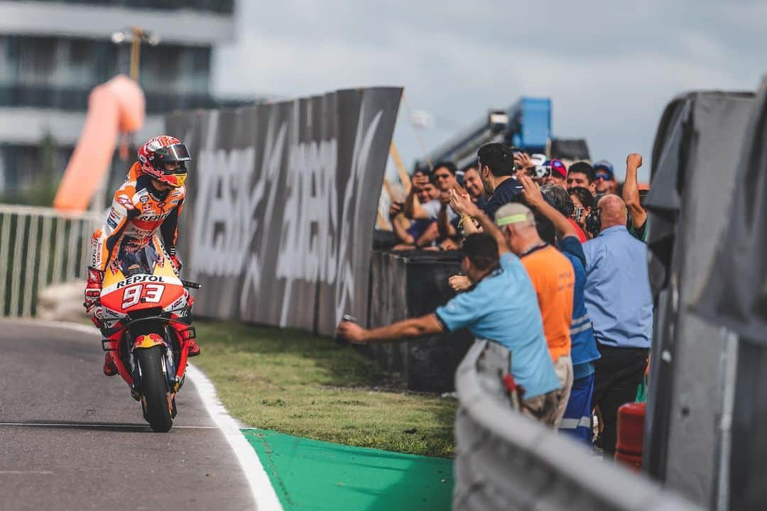 レプソル・ホンダさんのインスタグラム写真 - (レプソル・ホンダInstagram)「#2019Review - Marquez runs away in Argentina 🇦🇷 From pole position, Marquez was simply untouchable and he ran away with a 9.8 second victory - one of his biggest EVER wins. The masterclass showed that despite the last corner defeat in Qatar, the #8ball 🎱 would be his!」11月27日 21時41分 - hrc_motogp