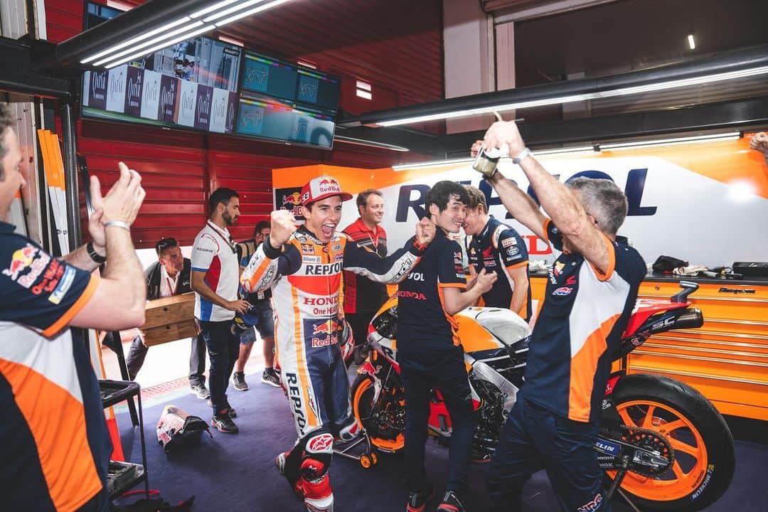 レプソル・ホンダのインスタグラム：「#2019Review - Marquez runs away in Argentina 🇦🇷 From pole position, Marquez was simply untouchable and he ran away with a 9.8 second victory - one of his biggest EVER wins. The masterclass showed that despite the last corner defeat in Qatar, the #8ball 🎱 would be his!」