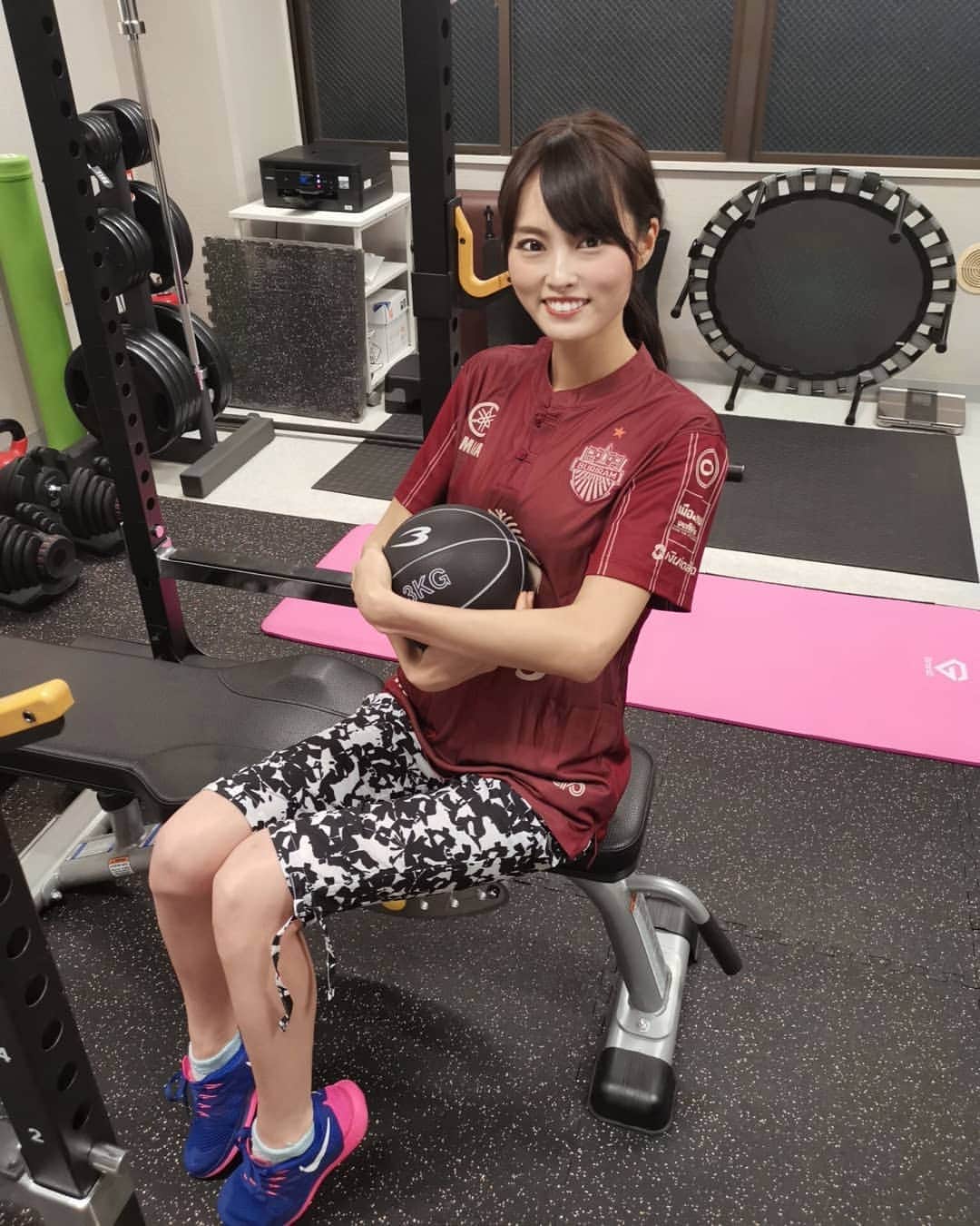 香月わかなさんのインスタグラム写真 - (香月わかなInstagram)「本日は！！LEACTGYM（@leact_gym ）でトレーニングでした💪 トレーニングを開始して元がだめだめだったからとても変化を感じます🥺w きれいな身体になれるように頑張ります！！ #leactgym #パーソナルトレーニング  aprRQでおそろいのシャツ着ました💛」11月27日 21時42分 - kazuki_wakana