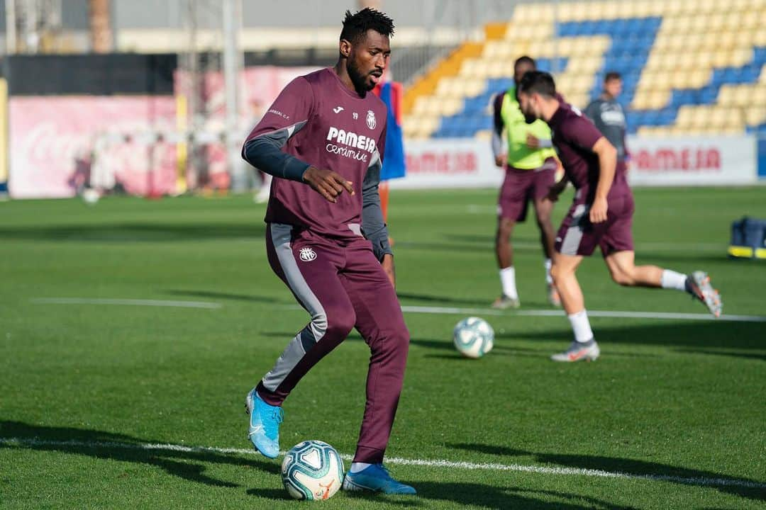 ビジャレアルCFさんのインスタグラム写真 - (ビジャレアルCFInstagram)「¡Preparando ya el  @valenciacf 🆚 #Villarreal del próximo sábado (21.00h, Mestalla)! .  #Villarreal #futbol #football #soccer #laliga」11月27日 21時55分 - villarrealcf