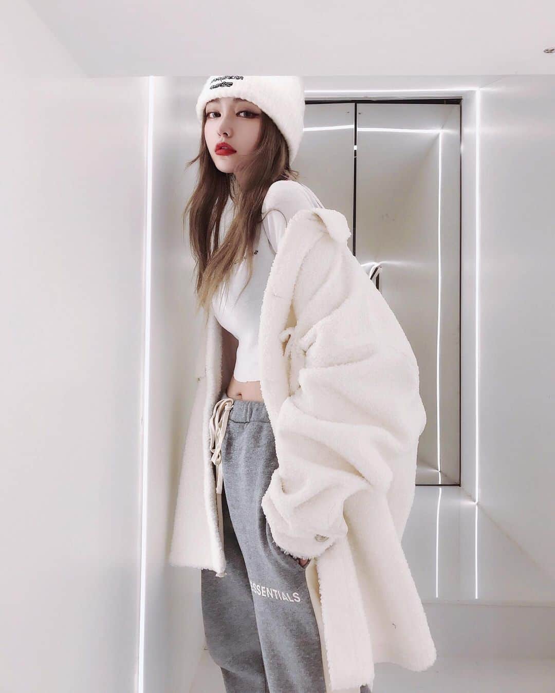 Grace Chowのインスタグラム：「明明是個很容易把東西弄髒的人 卻尤其喜歡穿白色」