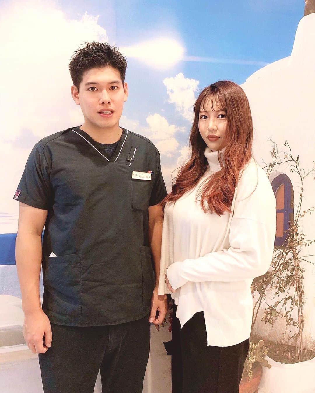 神宮 若奈さんのインスタグラム写真 - (神宮 若奈Instagram)「10年越しの夢が叶ったよ💗💗💗 幸せ幸せ幸せ👼🏻💗 (4枚目閲覧注意！！！) . . なんと、ついに、二の腕の脂肪吸引をしてきました🌟 . ずーっとずーっとずーっと二の腕はコンプレックスで いつも絶対に隠してた😂😂😂 . . お腹とか脚とかはダイエットで 贅肉が落ちてるのを実感できるんだけど 二の腕だけは変化があまり実感できなかったの😢 . 痩身に何百万かけて通ったりしたけどダメで ジムに行ってトレーニングしたら 二の腕の脂肪の上から筋肉がついて太くなったり もういろんなことをやったけどダメだった、、、 . . そんな二の腕コンプレックスから解消されたくて 脂肪吸引をやることにしました💗 . . . とっても不安だったんだけど カウンセリングをしっかりしてもらって 葛島先生 @sbc_kuzushima なら安心して任せられる！ と思ったのでお願いしたよ✨ . 看護師さんもみんな優しくて リラックスして施術を受けられた🙆‍♀️ . . 施術後も私は痛みが全然なくて ちょっと筋肉痛ひどいなーくらいだったし、 すぐに効果を実感できたの🥺💗🥺💗🥺💗 . ここからどんどん細くなっていくとのことなので 1ヶ月後、3ヶ月後、半年後 すごくすごく楽しみです！！！！ @dr_kuzushima_bodymaker . . . 来年の夏はノースリーブ着られるかな🤤💗 . 葛島先生、看護師のみなさんありがとうございます✨ . . モテちゃったらどーしよ😂😂😂 . . . 年末まで人数限定で二の腕のモニター募集中！ とのことなので、二の腕気になっている方は @sbc_kuzushima .のプロフィールのURLから 応募してみてね💗 . 年末はすごく混むそうなので 早めのカウンセリングがオススメみたいです😊 . 是非コンプレックスで悩んでいる方は この機会にカウンセリング行ってみてね🌟 . . #sbc #sbcakihabara #湘南美容外科 #湘南美容げか秋葉原院 #秋葉原 #二の腕  #贅肉 #痩せたい #ダイエット #ボディメイク #diet #bodymake #整形 #コンプレックス #二の腕脂肪吸引 #脂肪吸引 #ノースリーブ女子 #振り袖女子 #可愛くなりたい #モテたい #wakanastyle #wakanabody #こういう証明写真みたいな背景でとってる韓国の人いるよねw」11月27日 21時46分 - jinguwakana
