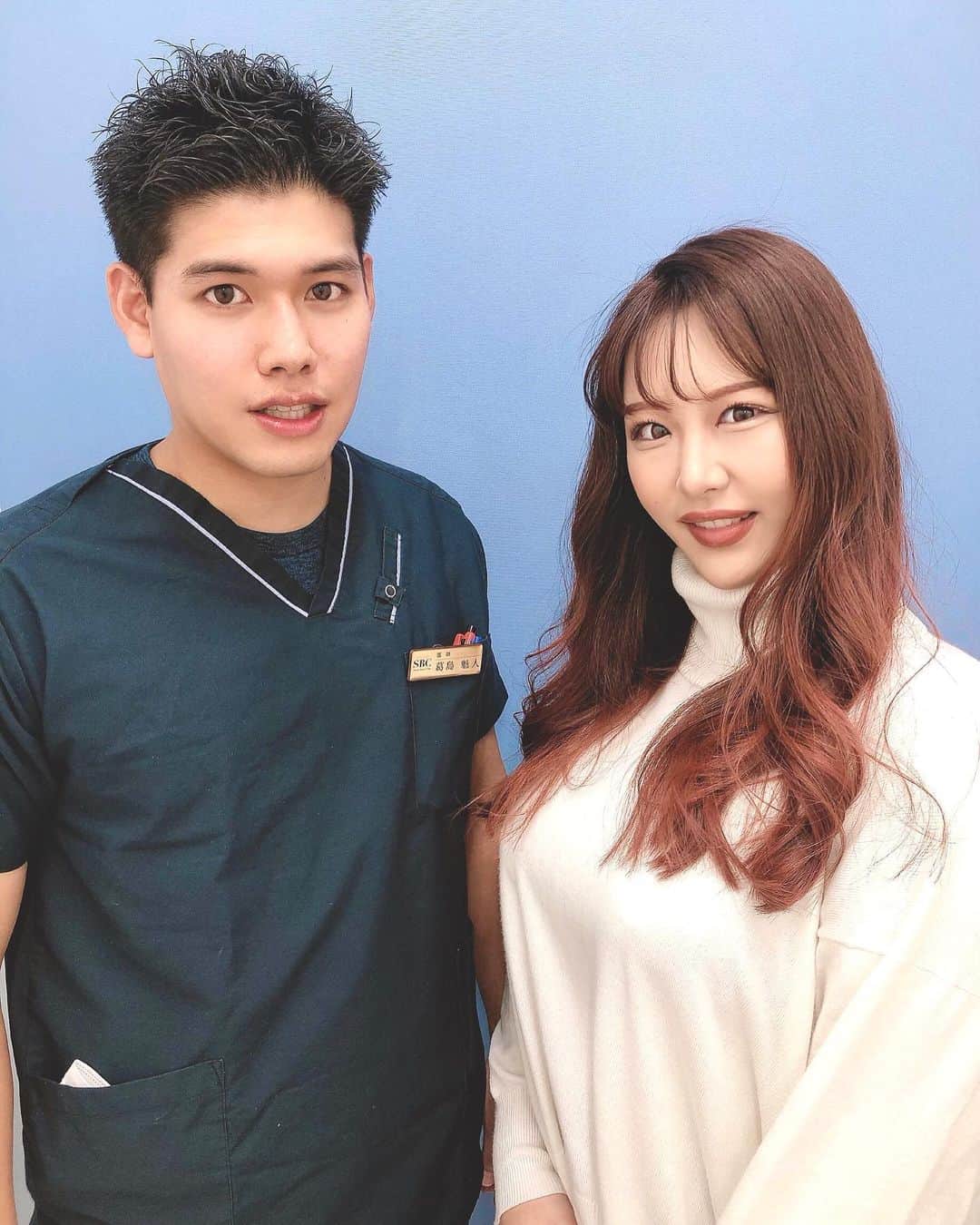 神宮 若奈さんのインスタグラム写真 - (神宮 若奈Instagram)「10年越しの夢が叶ったよ💗💗💗 幸せ幸せ幸せ👼🏻💗 (4枚目閲覧注意！！！) . . なんと、ついに、二の腕の脂肪吸引をしてきました🌟 . ずーっとずーっとずーっと二の腕はコンプレックスで いつも絶対に隠してた😂😂😂 . . お腹とか脚とかはダイエットで 贅肉が落ちてるのを実感できるんだけど 二の腕だけは変化があまり実感できなかったの😢 . 痩身に何百万かけて通ったりしたけどダメで ジムに行ってトレーニングしたら 二の腕の脂肪の上から筋肉がついて太くなったり もういろんなことをやったけどダメだった、、、 . . そんな二の腕コンプレックスから解消されたくて 脂肪吸引をやることにしました💗 . . . とっても不安だったんだけど カウンセリングをしっかりしてもらって 葛島先生 @sbc_kuzushima なら安心して任せられる！ と思ったのでお願いしたよ✨ . 看護師さんもみんな優しくて リラックスして施術を受けられた🙆‍♀️ . . 施術後も私は痛みが全然なくて ちょっと筋肉痛ひどいなーくらいだったし、 すぐに効果を実感できたの🥺💗🥺💗🥺💗 . ここからどんどん細くなっていくとのことなので 1ヶ月後、3ヶ月後、半年後 すごくすごく楽しみです！！！！ @dr_kuzushima_bodymaker . . . 来年の夏はノースリーブ着られるかな🤤💗 . 葛島先生、看護師のみなさんありがとうございます✨ . . モテちゃったらどーしよ😂😂😂 . . . 年末まで人数限定で二の腕のモニター募集中！ とのことなので、二の腕気になっている方は @sbc_kuzushima .のプロフィールのURLから 応募してみてね💗 . 年末はすごく混むそうなので 早めのカウンセリングがオススメみたいです😊 . 是非コンプレックスで悩んでいる方は この機会にカウンセリング行ってみてね🌟 . . #sbc #sbcakihabara #湘南美容外科 #湘南美容げか秋葉原院 #秋葉原 #二の腕  #贅肉 #痩せたい #ダイエット #ボディメイク #diet #bodymake #整形 #コンプレックス #二の腕脂肪吸引 #脂肪吸引 #ノースリーブ女子 #振り袖女子 #可愛くなりたい #モテたい #wakanastyle #wakanabody #こういう証明写真みたいな背景でとってる韓国の人いるよねw」11月27日 21時46分 - jinguwakana