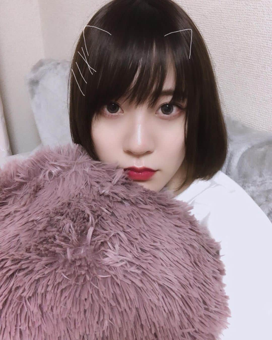 ぽむぽむユウリのインスタグラム：「かみのけ✂︎2枚目がbefore 最近#snow のこのネコ？のフィルターに激ハマりしています。使ってみて〜かわいいよ❤︎ : エクステ取ってカットカラーしたんだけど、 2ヶ月ぶりに短くて感動した〜😚！ カラーは暗くしたくて、ブラウンに少しピンクがニュアンスで分かるくらいの、でもブラウンメインのカラーで、色落ちした時にプリンが目立ちにくいカラーでって注文した！(笑)←うるさい 伸ばしてるから後ろだけ切ってもらって、あとは整えるくらい！後ろの毛量がすごく多めなのでかなり梳いてもらったよ💯 最後の最後でミニボブにするかすっごい迷って、、伸ばしてるんですって最初に伝えてたから美容師さんに止めてもらえた(笑)今はすっごい満足〜！ : エクステ付けてた時はマスカラすると強くなりすぎちゃって控えてたけど、ショートにしたらまつ毛やらないとすっごい顔薄く見えるの。(笑) だからショートにしてからまつ毛に気合い入れること多くなったよ👁！ 暗くしたからってのも関係あるのかな🤔 冬だからメイクも少し変えたいな〜！🥺」