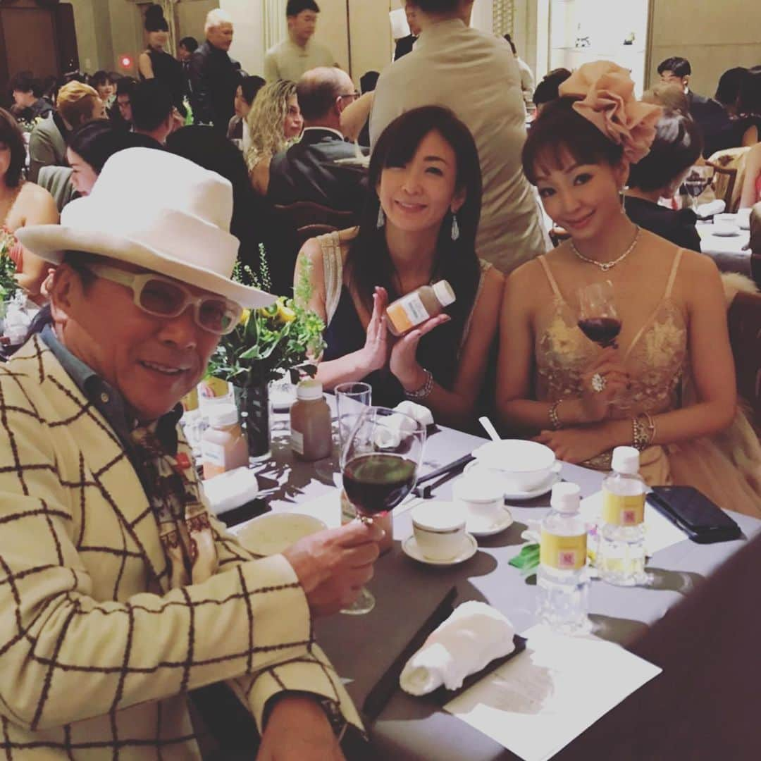 中島史恵さんのインスタグラム写真 - (中島史恵Instagram)「大好きなお洋服屋さんのMロマンさんのパーティーにて❤️ このお洋服は、うのちゃんとドンさんにお見立て頂きましたぁ⭐️うのちゃんのドレスはバレリーナ仕様の大人ピンクドレスに胸元には同色の素敵なファーが😊。 ゲンキングさんもマニッシュで素敵❤️ 終わり良ければ全てよし😊。 2019年がラストスパート健康で走り切りましょう💕  #エムロマンさん❤️ #ドン小西　さん⭐️ #神田うの　ちゃん❤️ #ゲンキング　さん❤️ #中島史恵❤ #2019年ラストスパート」11月27日 21時55分 - fumielove0614