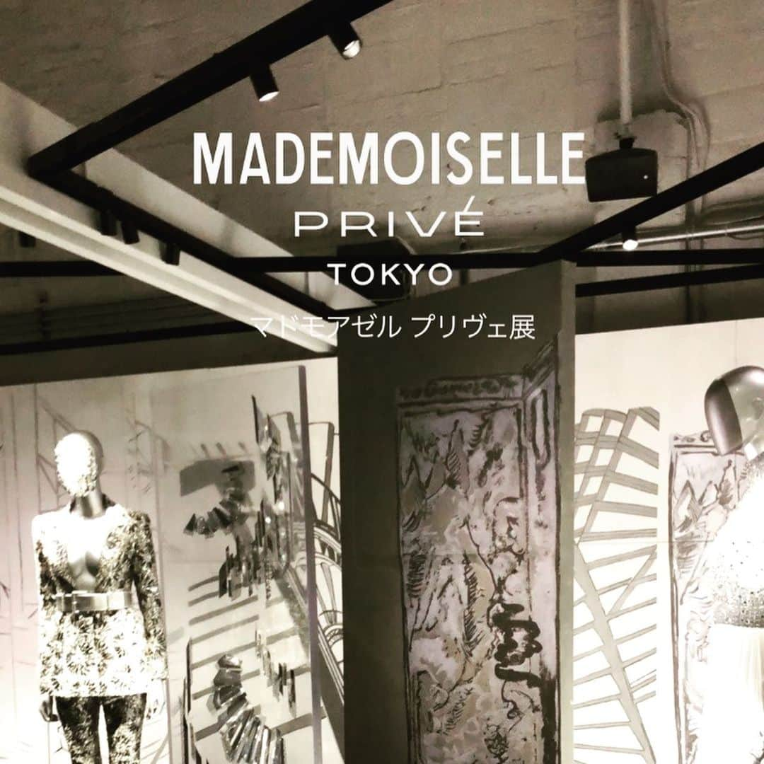 葛巻舞香さんのインスタグラム写真 - (葛巻舞香Instagram)「CHANEL "MADEMOISELLE PRIVE TOKYO展" "Miller WHITE"  展覧会の入り口となるブース。 一気にCHANELの世界に惹き込まれていきました。  #CHANEL #シャネル #mademoiselleprive #mademoiselleprivetokyo」11月27日 21時51分 - maika.kzm