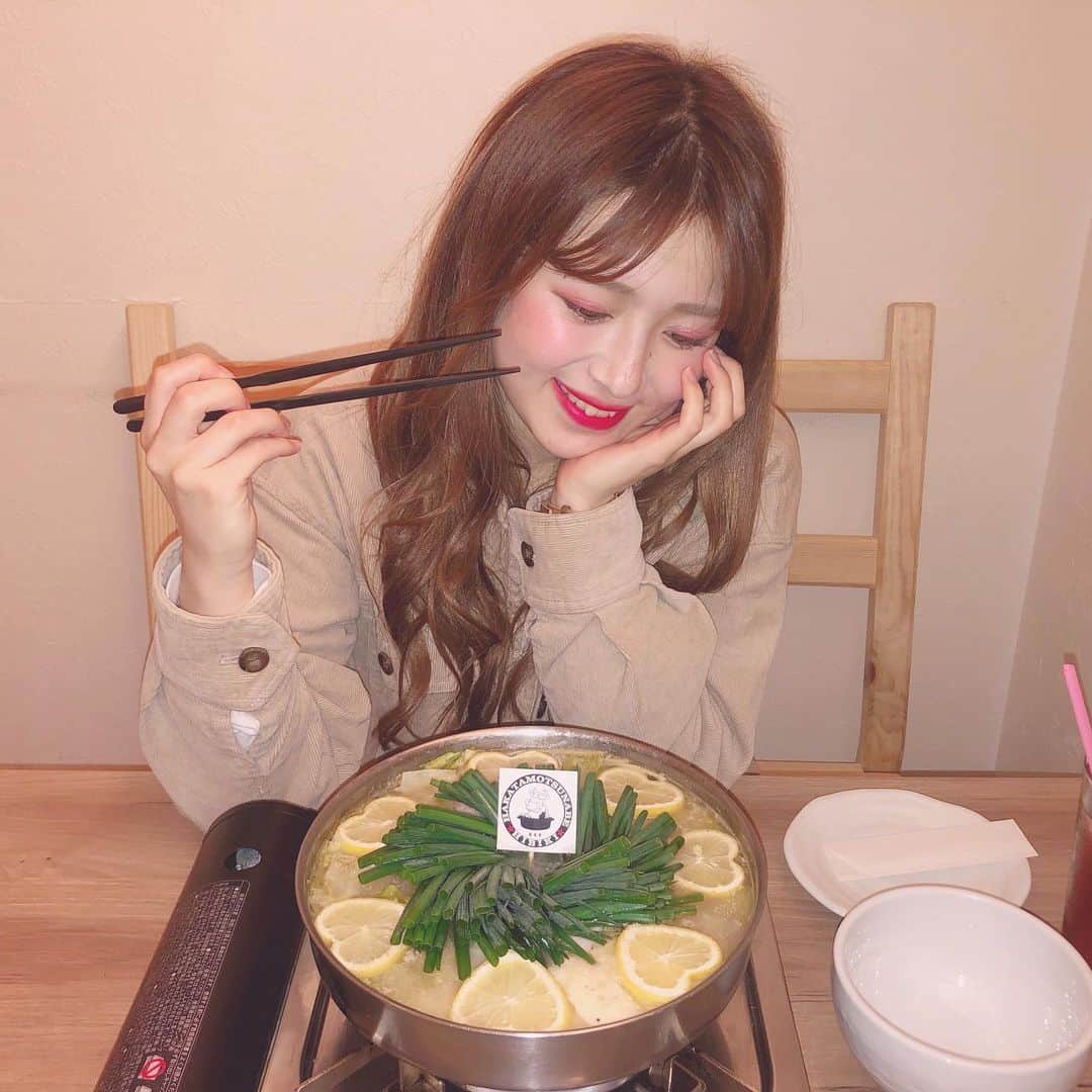 青木菜花のインスタグラム：「.﻿ .﻿ 美味しいもの食べてるときって幸せだよね🤤 みんななーにしてるの！！！！﻿ .﻿ .﻿ #福岡 #福岡観光 #もつ鍋 #響 #ハート #ハートレモン #レモンもつ鍋 #美味しい #インスタ映え #可愛い #instalove #instagood #instalike #l4l #instafood #love」