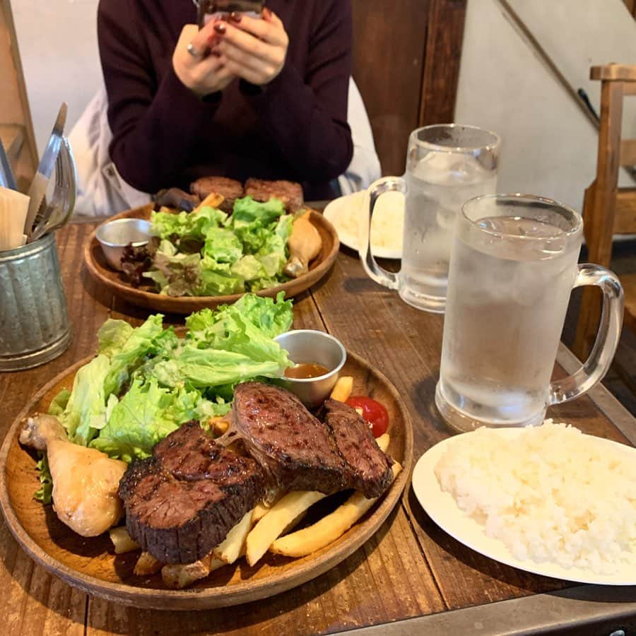 のインスタグラム：「【神保町　森のブッチャーズ】 ㅤ平日ランチ限定！！！ 炭火焼厚切りローストビーフ！！！ㅤㅤㅤㅤㅤㅤㅤㅤㅤㅤㅤ 🏠#神保町　#森のブッチャーズ 🚶‍♂️神保町駅徒歩4分 📖ローストビーフプレート950円×2  ㅤㅤㅤㅤㅤㅤㅤㅤㅤㅤㅤㅤㅤ 大学生の聖地神保町！！！ ランチは2種類 ローストビーフorローストポーク スープライス付き  めちゃくちゃ肉肉しい肉 こんな分厚いローストビーフ初めて。 ハワイってかアメリカみたい。 こんがり炭火焼だからディズニーみたいな味。(伝われ) 全然脂っこくない ㅤㅤㅤㅤㅤㅤㅤㅤㅤㅤㅤㅤㅤ 野菜めちゃ多い。 ドレッシングの量絶対たりてない笑 ローストビーフだからお米を食べる系の肉じゃないけどカリブの海賊って感じで最高。 ㅤㅤㅤㅤㅤㅤㅤㅤㅤㅤㅤㅤㅤ ローストビーフの下にはチキンも隠れてる。これソースつけるとうま！ ㅤㅤㅤㅤㅤㅤㅤㅤㅤㅤㅤㅤㅤ 噛むからめっちゃおなかいっぱいなる。 あぶらのとこ噛みきれない笑 (2回くらい飲み込む) ㅤㅤㅤㅤㅤㅤㅤㅤㅤㅤㅤㅤㅤ いやーすごいボリュームだこれ フライドポテトもたっぷりだし食べきれんわ。ㅤお出迎えの暖かいコンソメスープも美味しい。 950円とは思えないコスパ！  大学生多いのかとおもったらサラリーマン多かった！女性も多い！ お一人座席もあるから女性1人客もけっこういたよ！ ㅤㅤㅤㅤㅤㅤㅤㅤㅤㅤㅤㅤㅤ 入店と同時に注文聞かれるから出てくるのはまあまあ早かった！ 駅近だし近くに行った時は行ってみ！ ㅤㅤㅤㅤㅤㅤㅤㅤㅤㅤㅤㅤㅤ 女性はご飯少なめにしたほういいかも！ ㅤㅤㅤㅤㅤㅤㅤㅤㅤㅤㅤㅤㅤ テイクアウトのコーヒー無料って書いてたけどどのタイミングでもらうのかわからんくてもらえなかった。 ㅤㅤㅤㅤㅤㅤㅤㅤㅤㅤㅤㅤㅤ 11：56分には外に十人くらい並んでたよ〜 ㅤㅤㅤㅤㅤㅤㅤㅤㅤㅤㅤㅤㅤ 柔らかいステーキって感じじゃなくて ほんとに噛みごたえのある分厚いローストビーフ噛むぞおおおって感じのお肉！男は好きだろうなあ。 カリブの海賊になりたい人にオススメ！ ㅤㅤㅤㅤㅤㅤㅤㅤㅤㅤㅤㅤㅤ 営業時間11:30〜14:30  ㅤㅤㅤㅤㅤㅤㅤㅤㅤㅤㅤㅤㅤ 東京都千代田区一ツ橋２丁目６−５」