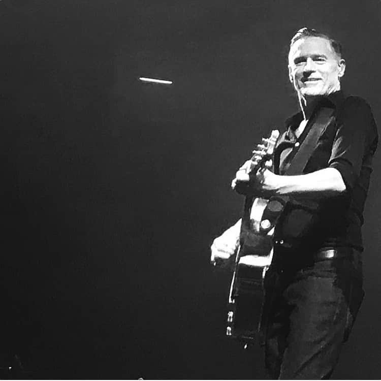 ブライアン・アダムスのインスタグラム：「Flashback to Athens ❤️ #bryanadamsshinealight」