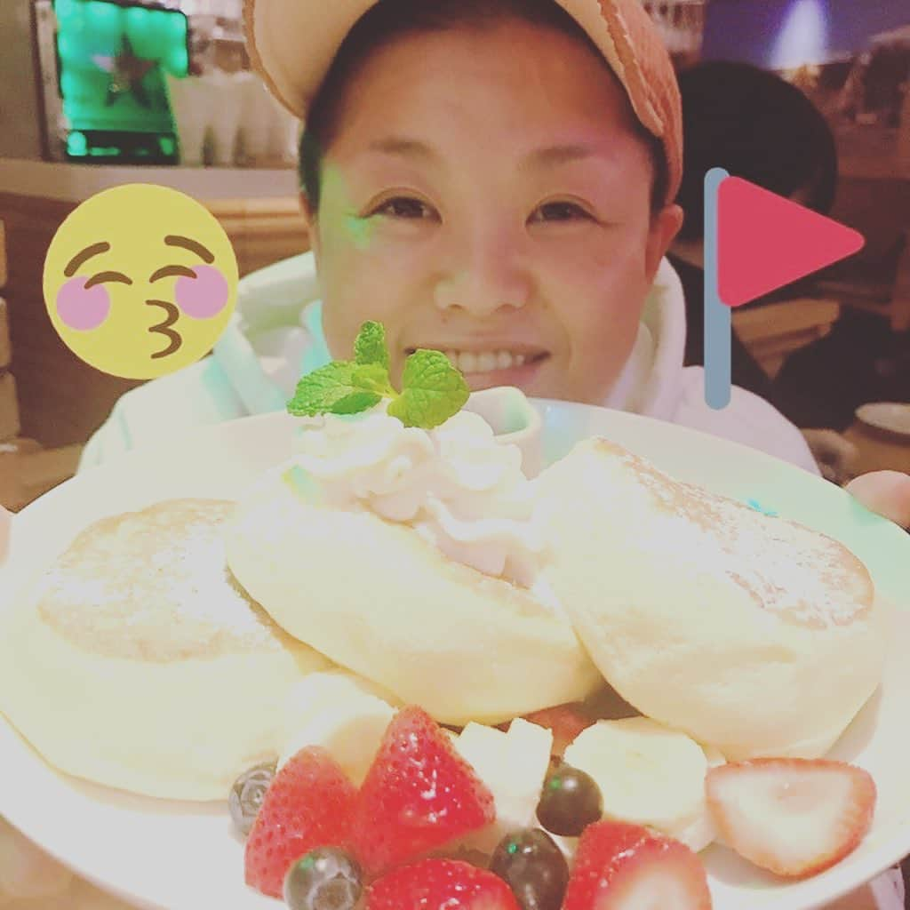 高橋奈苗さんのインスタグラム写真 - (高橋奈苗Instagram)「この間パンケーキ食べに行って、幸せになって、飲みに入ったKIRIN CITYで隣に座っていた外国人さんとお話したりしつつボジョレー解禁して、そのあと買い物して〆にご飯食べに行く、とゆう贅沢なTHE 休日！みたいな日を過ごしました。 皆さんはどんな休日が好きですか？ ・ ちなみに私はパンケーキ🥞も好きだしチョコも好きだしパンが大好きだし、本当は甘いものばかり食べたいタイプ笑 ・ ・  #pancakes #パンケーキ #休日 #offday #sunday #高橋奈七永　#SEAdLINNNG #プロレスラーの休日」11月27日 21時58分 - nanae_passion_