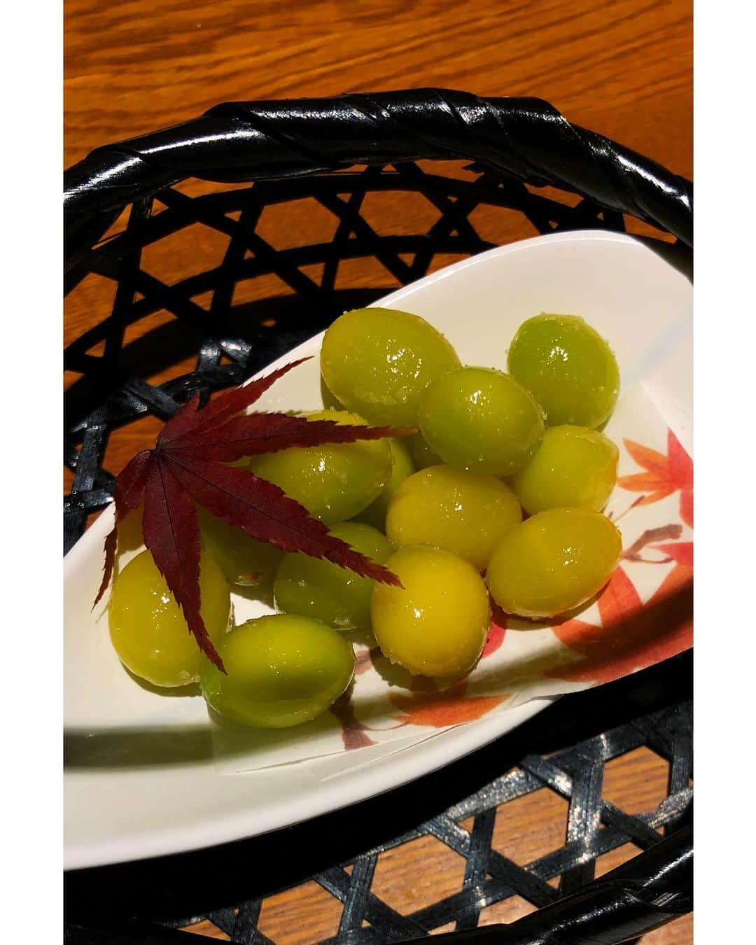 Ryoko Yunokiのインスタグラム：「+ + + Deep-fried ginkgo nuts😋 + + + #東京今井屋本店 #素揚げ銀杏 #deepfriedgingkonuts」