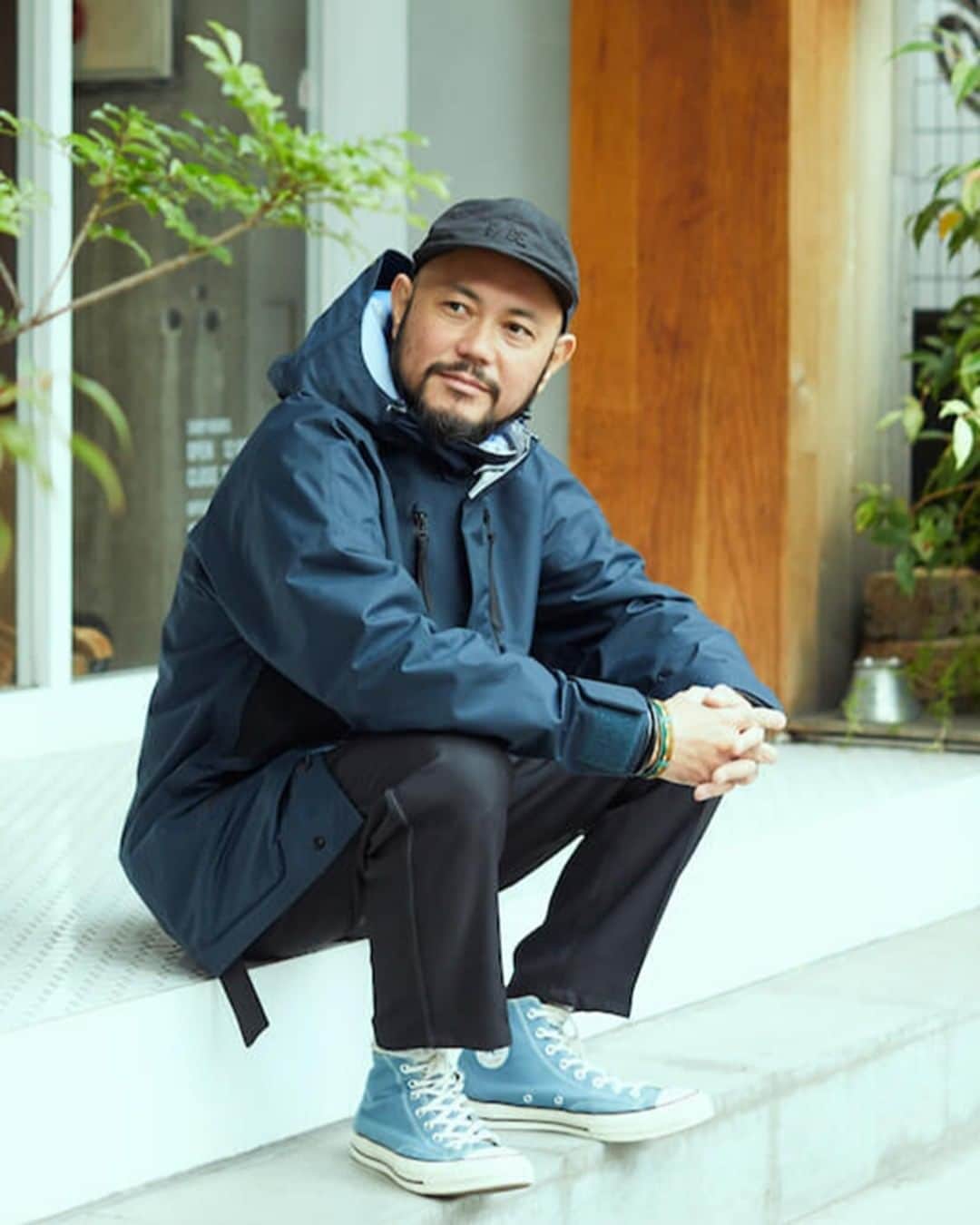 のインスタグラム：「F/CE.デザイナー・山根敏史が語る、旅とクリエイション 「F/CE」デザイナーを務める山根敏史さんは、日本屈指のインストバンドtoeのベーシストとしても活躍。有形無形を問わず様々なシーンに心地よさをもたらす彼が、クリエイションにおいて大事にしている「旅」について聞いてみた。  詳しくはKODEにて公開中→プロフィールよりチェック！  #KODE#コード#style#スタイル#山根敏史#旅#クリエイション」