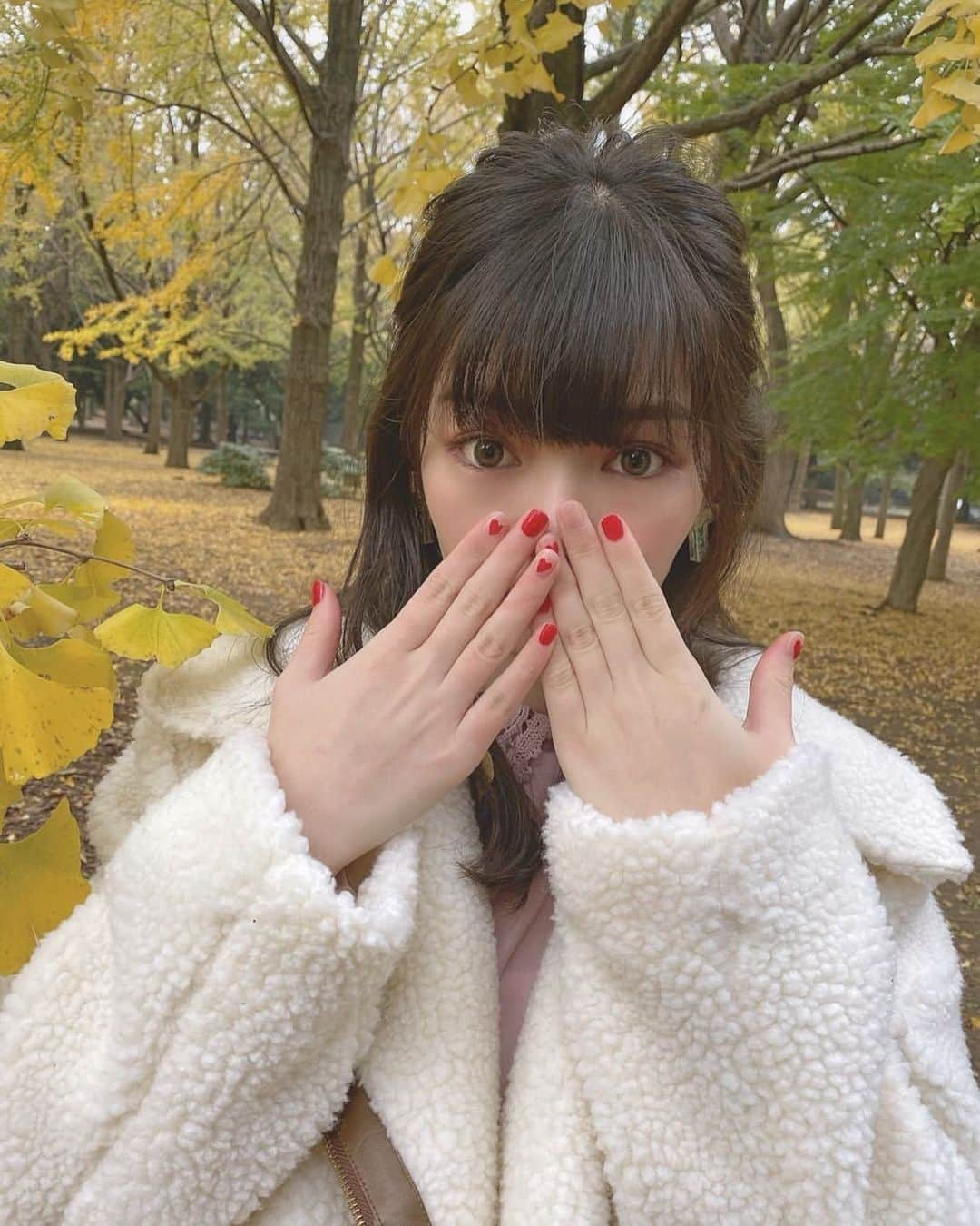 平塚日菜さんのインスタグラム写真 - (平塚日菜Instagram)「本日はKOBAさんでした♪  すっかり秋？冬？な空気で、 葉っぱがきれいに色づいてたよ〜🍁 そしてネイルは赤×♡のデザイン！ か、かわいい🤦🏻‍♀️ #autumn  #nail #fashion  #instagood  #紅葉 #秋コーデ」11月27日 22時00分 - hiratsukahina