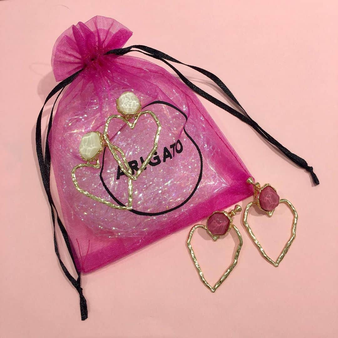 ASOKO ZAKKA STOREさんのインスタグラム写真 - (ASOKO ZAKKA STOREInstagram)「📣NEW ITEM📣﻿ ﻿ ﻿ ■巾着3Pセット ¥200+tax﻿ ■イヤリング ¥300+tax﻿ ﻿ ﻿ アクセサリーがたくさん入荷しました💕﻿ 可愛らしいハートのモチーフがとってもかわいいです♪﻿ ﻿ ××××××××××××××××××××××××××××﻿ ﻿ 店舗により在庫・品揃えが異なります。﻿ お問い合わせは各店舗までお願いいたします。﻿ なお、取り寄せ・取り置きは行なっておりませんのでご了承くださいませ。﻿ ﻿ ××××××××××××××××××××××××××××﻿ ﻿ #ASOKO #雑貨 #雑貨屋 #雑貨屋さん #雑貨屋巡り #zakka #プチプラ #プチプラ雑貨 #新商品 #かわいい #kawaii #お土産 #プレゼント #アクセサリー #ピアス #イヤリング #お洒落さんと繋がりたい #トレンドアクセサリー #冬コーデ #インスタ映え #ピンク #ゴールドイヤリング #おしゃれ #ハート #accessory」11月27日 22時01分 - asokojpn