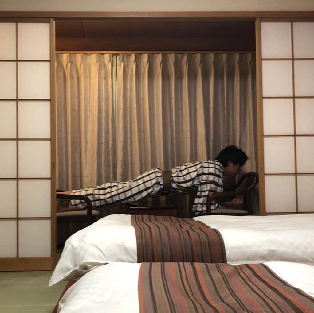 森祐介さんのインスタグラム写真 - (森祐介Instagram)「November 25 is my birthday!  I was traveling alone in Hakone. . 「誕生日を旅館のこのスペースでひとり晩酌などしながら迎えたら大人じゃね？」と思って慌てて安宿探して箱根に行き準備万端で日付け変わるの待ってたんですけど、向かいの椅子が空いているのが寂しくなって空きを埋めようと試行錯誤して結果体幹トレーニングしてる時に誕生日迎えました。ありがとうございました。 #誕生日 #hbd」11月27日 22時12分 - morisuke_08