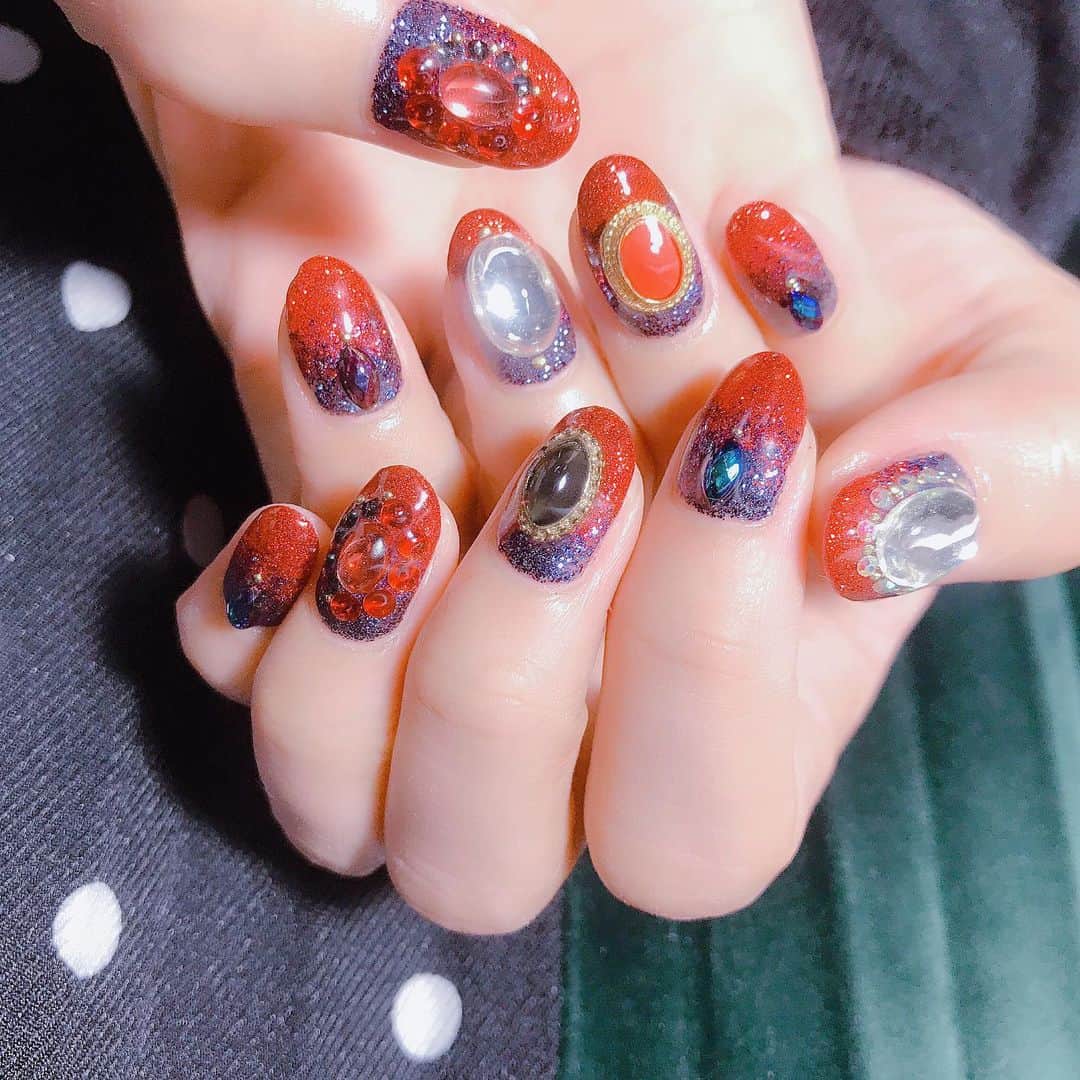 なかやまちえこのインスタグラム：「グリッターが人気✨ #nail #nails #nailart #ネイル #美甲 #ネイルアート  #clou #nagel #ongle #ongles #unghia #japanesenailart #manucure #네일 #젤네일 #네일아트 #네일리스트 #japanesenails #manicurist #gelnails #أظافر #グリッターネイル #glitternails #Aldious #Marina さん⠀ glitterはPREXYなかやまセレクトグリッター『Dark Matter』のグレーのラメとPREGELミューズ クリアブラックmixと、 赤ラメは『Super Rainbow』とミューズのクリアレッドのmix✨」
