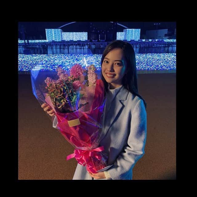 新関碧のインスタグラム：「💠💠💠 • こんなに大きなお花をもらって嬉しくてにやにや🌚 渋谷駅の井の頭線のホームの柱のビジョンにCMとは ちょっと違う30秒ver.が流れてます‼︎ 見てみてください~~💫」