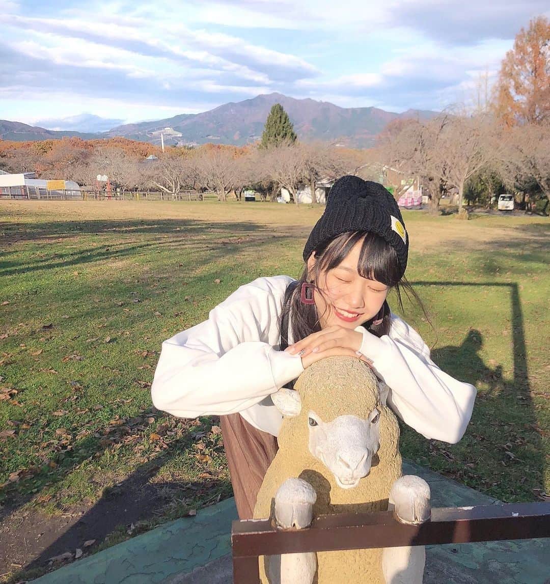 鈴木遥夏さんのインスタグラム写真 - (鈴木遥夏Instagram)「. このまえ、久しぶりに牧場に行ったよ〜✌🏻️ 初めてひつじと散歩した🐏♡ もっこもこだった(  ˉ ˘ ˉ )！ . 3枚目はお姉ちゃんだよ #牧場 #かわいい」11月27日 22時09分 - haruka4227