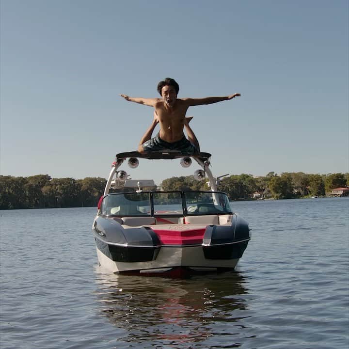のインスタグラム：「Here is how i shave and wash my beard! Lucky i live right next to the water😂 #lakelife  新製品のジレットスキンガートを使用してみました！ 肌にやさしく剃り心地も凄くいいです 今現在「ジレットやさしさチャレンジ」キャンペーンも開催中！ CM出演権獲得のチャンスや１万円分のQuoカードが当たるチャンスなので 興味のある方は、下記のハッシュタグからチェック！ #ジレットやさしさチャレンジ #ジレットスキンガード #ジレット #SponsoredbyPandG」