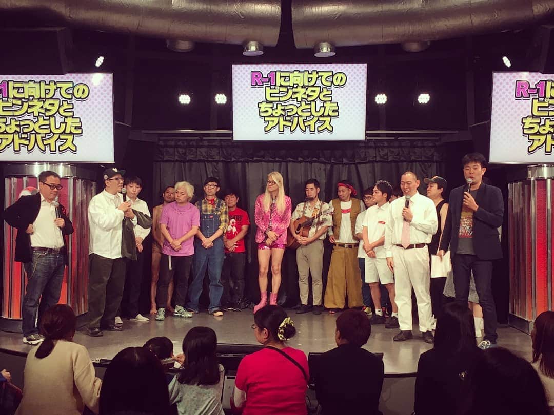 のインスタグラム：「今日は『R-1に向けてのピンネタとちょっとしたアドバイス』と言うイベントのMCをさせてもらいました(*^^*) ピンネタがたくさん観れてお得なイベントなのです♪次回は12月27日(金)18時30分～ よしもと無限大ドームにて！お時間のある方はぜひ(^ー^) #レギュラー #あるある探検隊 #r1 #無限大 #よしもと無限大ドーム #r1に向けてのピンネタとちょっとしたアドバイス #よしもと芸人 #ピン芸人」