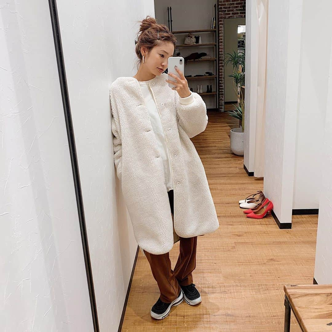 kanetaka ayaさんのインスタグラム写真 - (kanetaka ayaInstagram)「・ ・ #私服 ・ このカラーテーパードパンツは ほんとーに今期1番履いてる😳 楽だし、これ履いておけばなんとかなる🤔 ・ ボア🐏ちゃんはIVYがブーム🤟🏿 ・ ・ もちろんKHKも買ったよ😚笑 #ungrid#ungridコーデ #ungrid_official  #coordinate#outfit#リバーシブルボアロングコート #カラーテーパードパンツ#バックスリットスウェット  #nike#お団子#ロングヘアー#スニーカー #ナイキ#ボアコート #カラーパンツ」11月27日 22時12分 - aya_kanetaka_