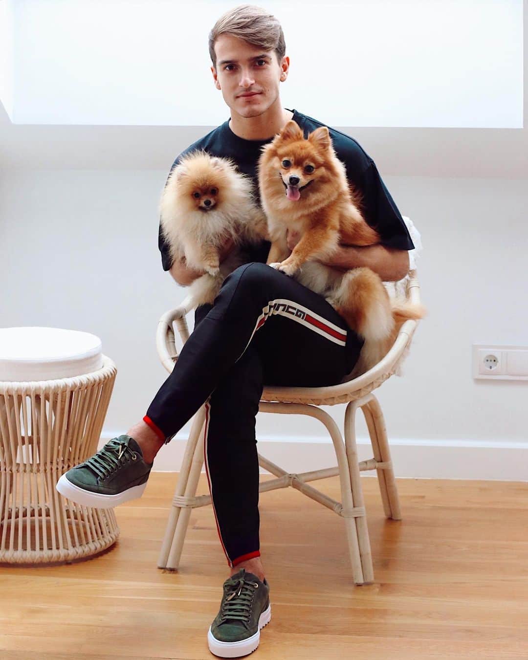 デニス・スアレス・フェルナンデスのインスタグラム：「Even my puppies can’t resist to look at my @masongarments 💥」