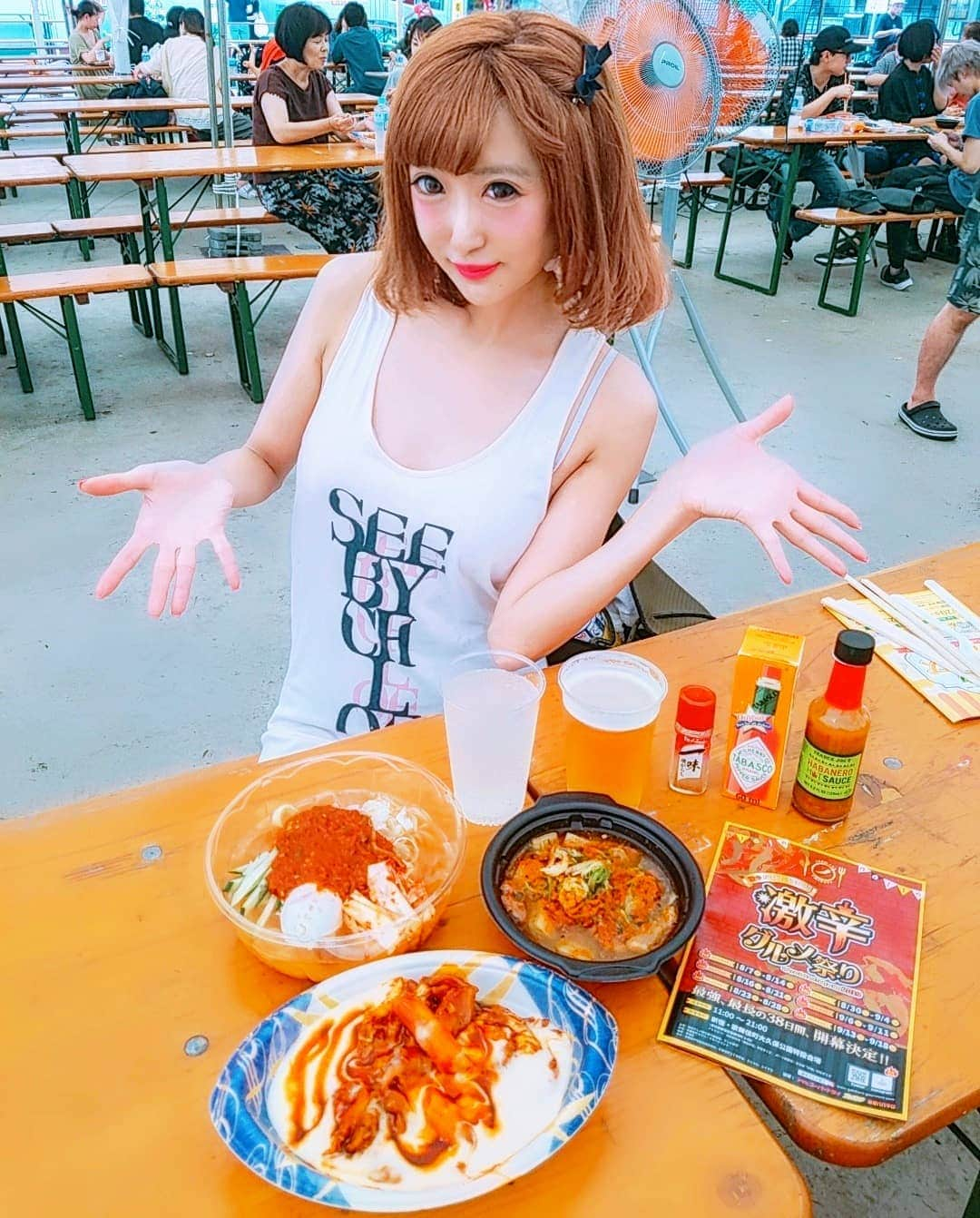 梁愛美のインスタグラム：「#激辛アイドル #梁愛美 です 🐰🌶🌶 ❥ ❥ キャッチコピーは #タバスコは飲み物です。🌶🌶🌶 ❥ ❥ #激辛グルメ祭り ~夏~🌶🌶 ❥ ❥ 何処の店舗さんも辛くないのでタバスコと唐辛子は毎回持参します🙌🔥🔥🔥 ❥ ❥ ちなみにかき氷にもタバスコかけます🍧💕(笑) ❥ ❥ 大好きな激辛グルメ祭りだけど一般の方が食べれるように年々辛さ控えめになってる気がする…。😭😭😭💔 ❥ ❥ 本物の激辛好きさんは”いったい全体何処が激辛なのぉ？”て思うはず😢😢😢💔 ❥ ❥ 異議あり🙋🔥🔥🔥 ❥ ❥ 以前激辛グルメ祭りで番組ロケがあったんだけど、何を食べてもまったく辛くなくて…ドヤ顔だった激辛グルメ祭りのトップの方 も、涼しい顔して食べちゃう私を観てご機嫌ナナメになってらっしゃいましたぁ😂😂😂💦(笑) ❥ ❥ #辛くない ❥ ❥ 【TV出演📺🌶】 ❥ ❥ ・日本テレビ『二ノさん！』 ・フジテレビ系列『ちょっとザワつくイメージ調査 もしかしてズレてる？』 ・フジテレビ系列『お客様は知っている！』 ・読売テレビ『大阪ほんわかテレビ』 ・関西テレビ『お笑いワイドショーマルコポロリ！』 ・毎日放送『魔法のレストラン』 ❥ ❥ 【経歴🌶】 ❥ ❥ ・ 鳥一代 恵比寿☞激辛チャレンジ完食(完食で飲食代無料。) ・ ソウルフードバンコク 池尻大橋☞激辛チャレンジ完食(完食で飲食代無料。) ・ 地獄の担担麺 由比ヶ浜☞激辛チャレンジ完食(完食で飲食代無料。) ・ももてつ 名古屋 ☞激辛チャレンジ完食(無料券GET。) ・ 味覚 新橋☞激辛石焼麻婆豆腐完食(新記録更新。) ・ イエローカンパニー 恵比寿☞圏外バリ3完食(ピッキーヌまで完食者として名前飾って頂いてます。) ・ 赤い壺 表参道☞激辛チャレンジ完食(完食者として表彰状飾って頂いてます。) ・ ロビンソンクルーソーカレーハウス 北品川☞13010倍カレー完食(新記録更新。完食者として名前飾って頂いてます。) ・まぜそば三ツ星 恵比寿☞激辛チャレンジ 15ネロ完食(完食者として名前＆写真飾って頂いてます。) ・ SHANTI 渋谷☞MAX40ボーガを400ボーガに変更して完食 ・  辛いもんやギロチン 大阪☞GOD完食 ・ 一輪 渋谷☞とんでもねぇ〜完食 ・ 赤から 渋谷☞赤から鍋 裏メニュー20番完食 ・ ダルマット 六本木☞激辛アラビアータ 裏メニュー完食 ・ モジャカレー 大阪☞即KO！辛 1000倍完食 ・ 心 渋谷☞100倍完食 ・ 蒙古タンメン中本 目黒☞北極×10倍完食 ・ ドミニカ 新宿☞10倍完食 ・ CoCo壱 恵比寿☞10辛完食 ・ 味仙 名古屋☞イタリアン完食 ・ 大須たんたんめん 名古屋☞﻿ 猛烈担担麺完食 ・石鍋スンドゥブ専門店 姉妹 恵比寿☞10辛完食 ❥ ❥ 今まで食べれなかった物はありません🙌🌶🌶🌶 ❥ ❥ 挑戦者(お店)募集中🙋🌶🌶🌶 ❥ ❥ #激辛 #激辛女王 #激辛女子 #激辛部 #激辛ラーメン #激辛好きさんと繋がりたい #激辛好きな人と繋がりたい #辛いもの好きさんと繋がりたい #辛スタグラム #タバスコ #唐辛子 #トリニーダスコーピオン #キャロライナリーパ #プリッキーヌ #ジョロキア #プラチナムプロダクション #japanesegirl #kawaiistyle #bikini #Tabasco #platinumproduction #aimiryou」