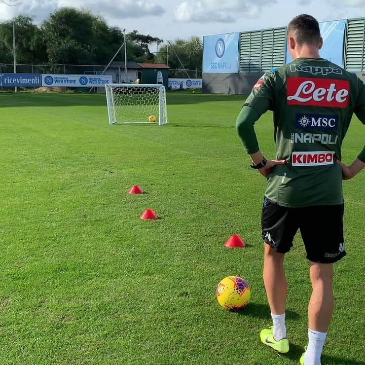 アルカディウシュ・ミリクのインスタグラム：「Al lavoro, in silenzio, sto tornando. Finalmente in campo, sognando di tornare prestissimo a gioire con voi. E stasera... Forza Napoli! 💪❤ #loading #workhard #playhard  At work, in silence, I'm coming back. Finally on the pitch, dreaming of coming back soon to be happy with you. Again and again. And for tonight ...Forza Napoli!  Pracuję w ciszy, a lada chwila wreszcie wracam na boisko! Chcę znów móc się cieszyć razem z Wami cały czas. Forza Napoli!」