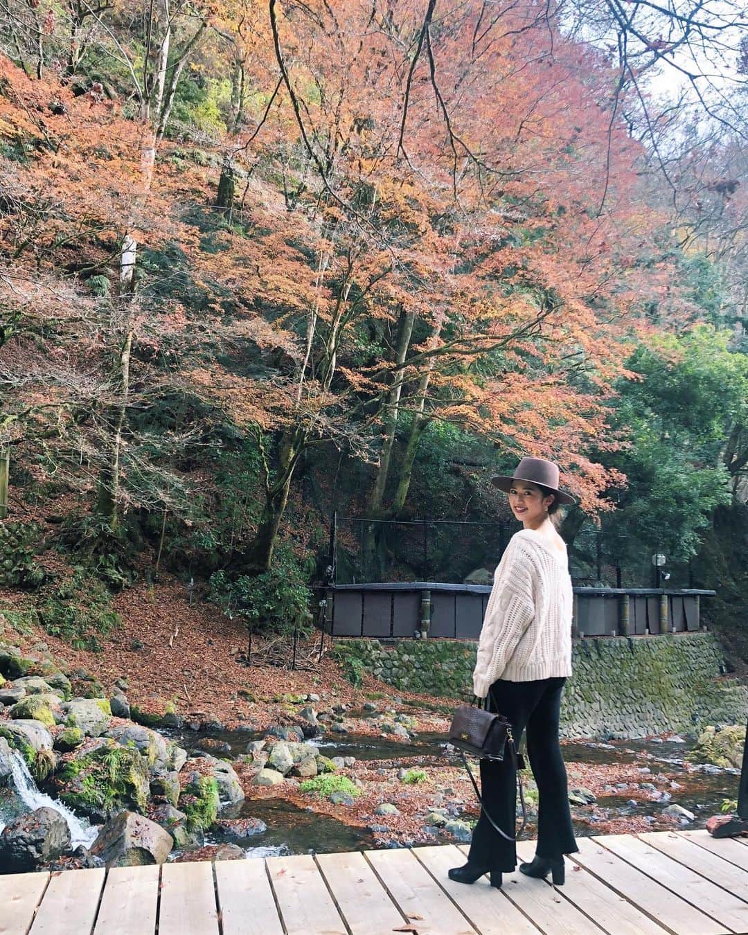 藤原菜摘さんのインスタグラム写真 - (藤原菜摘Instagram)「ぷらっと秋の京都へお出かけ。 初めての貴船神社へ🍁駅から登山したけど、川と山に癒されながら歩いてたらあっとゆうまに着いた⛩🙏 . お昼は曇ってたけど、夕方くらいに急にぱっと晴れた瞬間が本当に美しすぎた🥺📸(3枚目) . 今日はいろいろとパワーチャージ💫💫 . #貴船神社 #京都は素晴らしい #今日の流行語」11月27日 22時37分 - natsumi_fujiwara