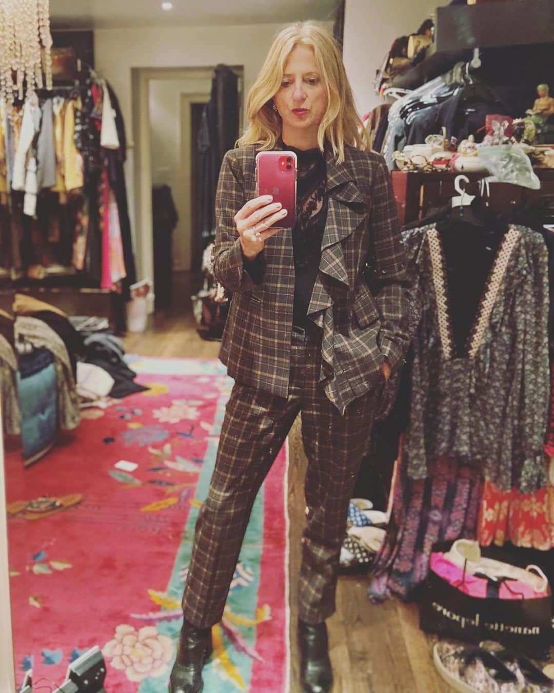 ナネットレポーのインスタグラム：「Wearing my autumnal colors leading up to Thanksgiving weekend. Enjoy the fun and feasting and after the pie dance it off! 🦃 🥧 💃」