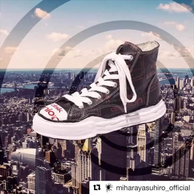 のインスタグラム：「1997年にシューズブランドとしてスタートしたMIHARA YASUHIRO. 今回のコラボレーションではロゴを全面に纏ったスニーカーをハイカットとローカットのスニーカーを、ブラックとホワイトの2色で展開。 いびつで温かみのあるソール周りのディティールが特徴的。ぜひ手に取って確かめてみてください。  #Repost @miharayasuhiro_official with @get_repost ・・・ 【音楽と音の専門店diskunion とのコラボレーション】 「Maison MIHARAYASUHIRO×diskunion」がついに実現。 diskunionは音楽と音の専門店として質の高い商品の販売及びソフトの制作活動を行っています。商品の仕入れ、アーティストの発掘からソフトの制作に至るまで国内外を問わず、年々その活動領域を広げています。 独創的な店舗、販売方法、制作活動など多岐に渡り、音楽・音の分野で支持されています。 オリジナルソールのスニーカーにはお菓子のラッピングのようなプリントを施しました。 ‪11/30(土)よりMaison MIHARA YASUHIRO 直営店、diskunion下北沢店、‬ その他取り扱い店にて発売致します。  original sole disk union printed hitop sn￥42,000（+TAX) color：BLACK/WHITE original sole disk union printed lowcut sn￥38,000(+TAX) color：BLACK/WHITE  #maisonmiharayasuhiro #miharayasuhiro #メゾンミハラヤスヒロ #ミハラヤスヒロ #diskunion #ディスクユニオン」