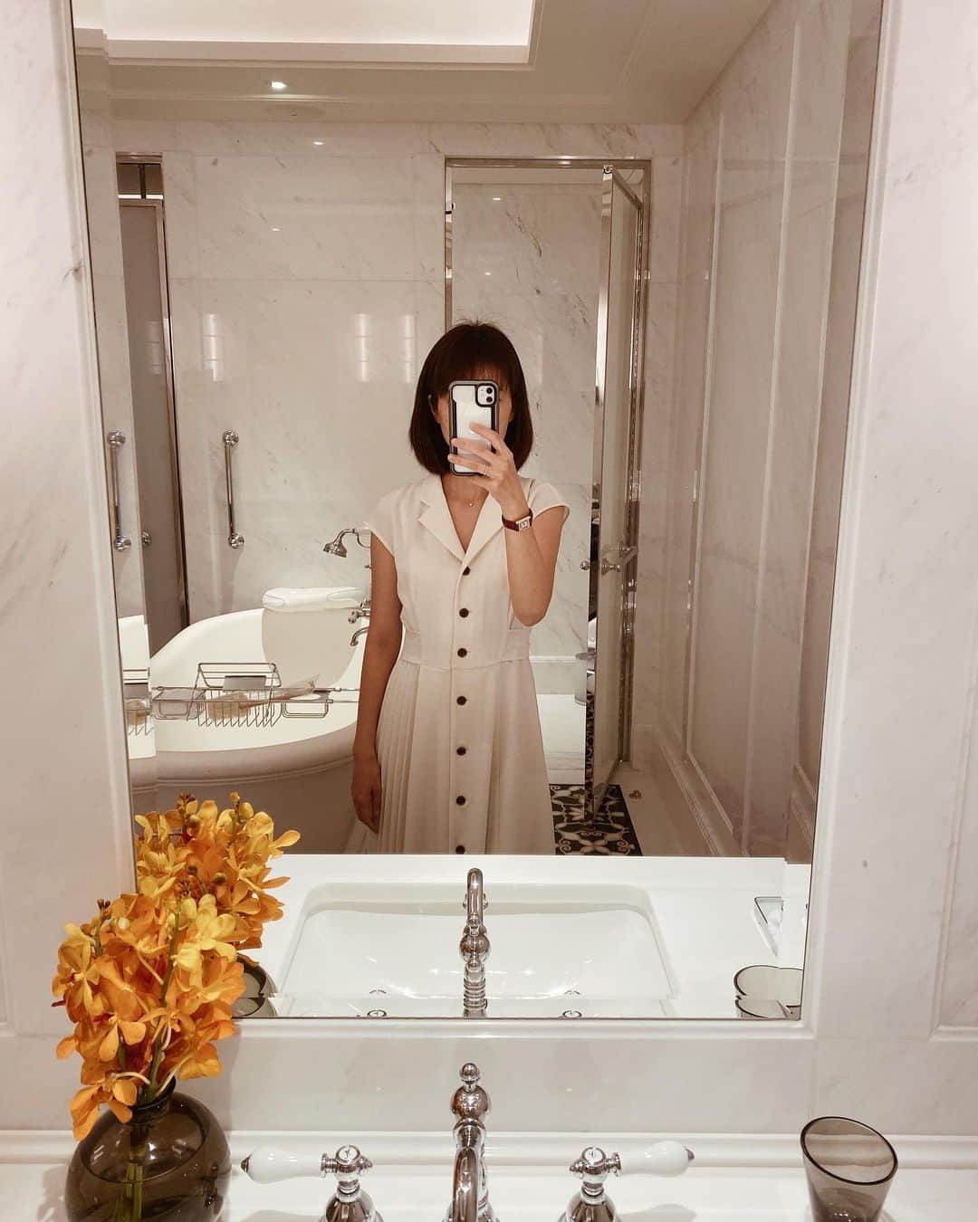 Shokoさんのインスタグラム写真 - (ShokoInstagram)「＊Lifestyle＊ Been super busy since I’ve been back from Japan but managed to sneak a one night staycation at the newly renovated Raffels Hotel. ・ Although the room and hotel was beautifully renovated, the service wasn’t just there. It may take a while for the service to level with their beautiful architecture. ・ After staying here, I thought the Onsen places that I stayed really has good value for money. ・ The Onsen I stayed last time was about $1,000 per night (same as Raffles hotel) for two adults. Onsen includes 8 course sashimi & wagyu beef dinner and super healthy Japanese style breakfast. On top of that, complimentary full bar including alcohol and a 24hr Onsen in your room. Versus Raffles Hotel which is just a room. Hmm...」11月27日 22時30分 - simplytokyo