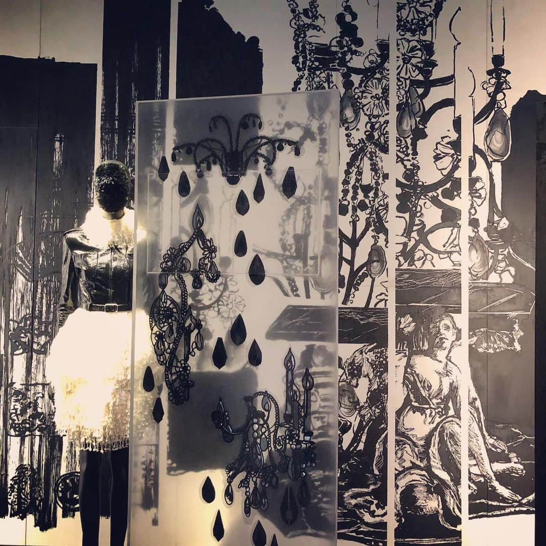 葛巻舞香さんのインスタグラム写真 - (葛巻舞香Instagram)「CHANEL "MADEMOISELLE PRIVE TOKYO展" "BLACK"  シャネルが世界に、黒を女性のファッションとして取り込んだ。 シンプルで強さのあるデザインの中にはリボンを使用したり、女性らしさも表現されていた。 シャネルの生き方を象徴するようなブース。  #CHANEL #シャネル #mademoiselleprive #mademoiselleprivetokyo」11月27日 22時32分 - maika.kzm