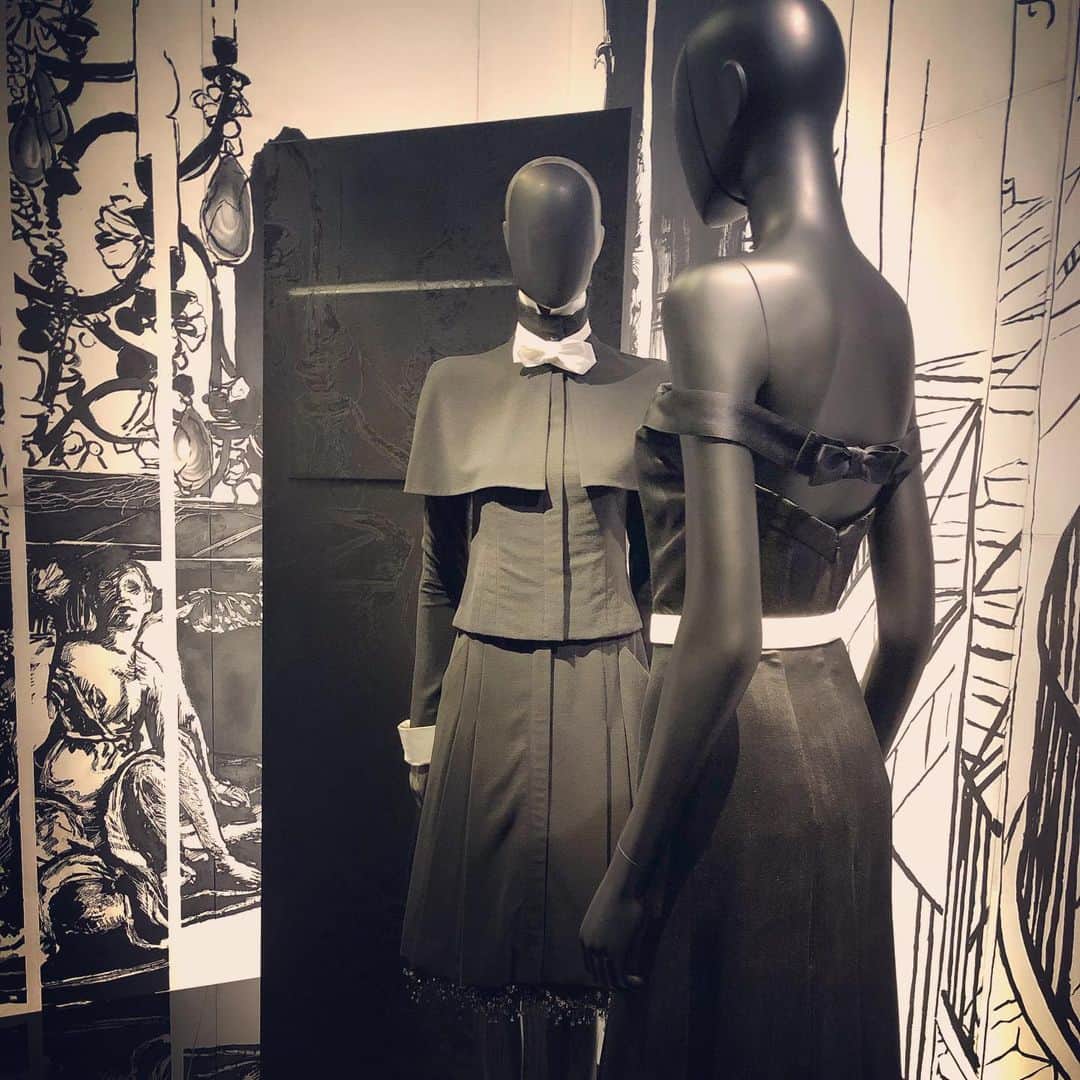 葛巻舞香さんのインスタグラム写真 - (葛巻舞香Instagram)「CHANEL "MADEMOISELLE PRIVE TOKYO展" "BLACK"  シャネルが世界に、黒を女性のファッションとして取り込んだ。 シンプルで強さのあるデザインの中にはリボンを使用したり、女性らしさも表現されていた。 シャネルの生き方を象徴するようなブース。  #CHANEL #シャネル #mademoiselleprive #mademoiselleprivetokyo」11月27日 22時32分 - maika.kzm