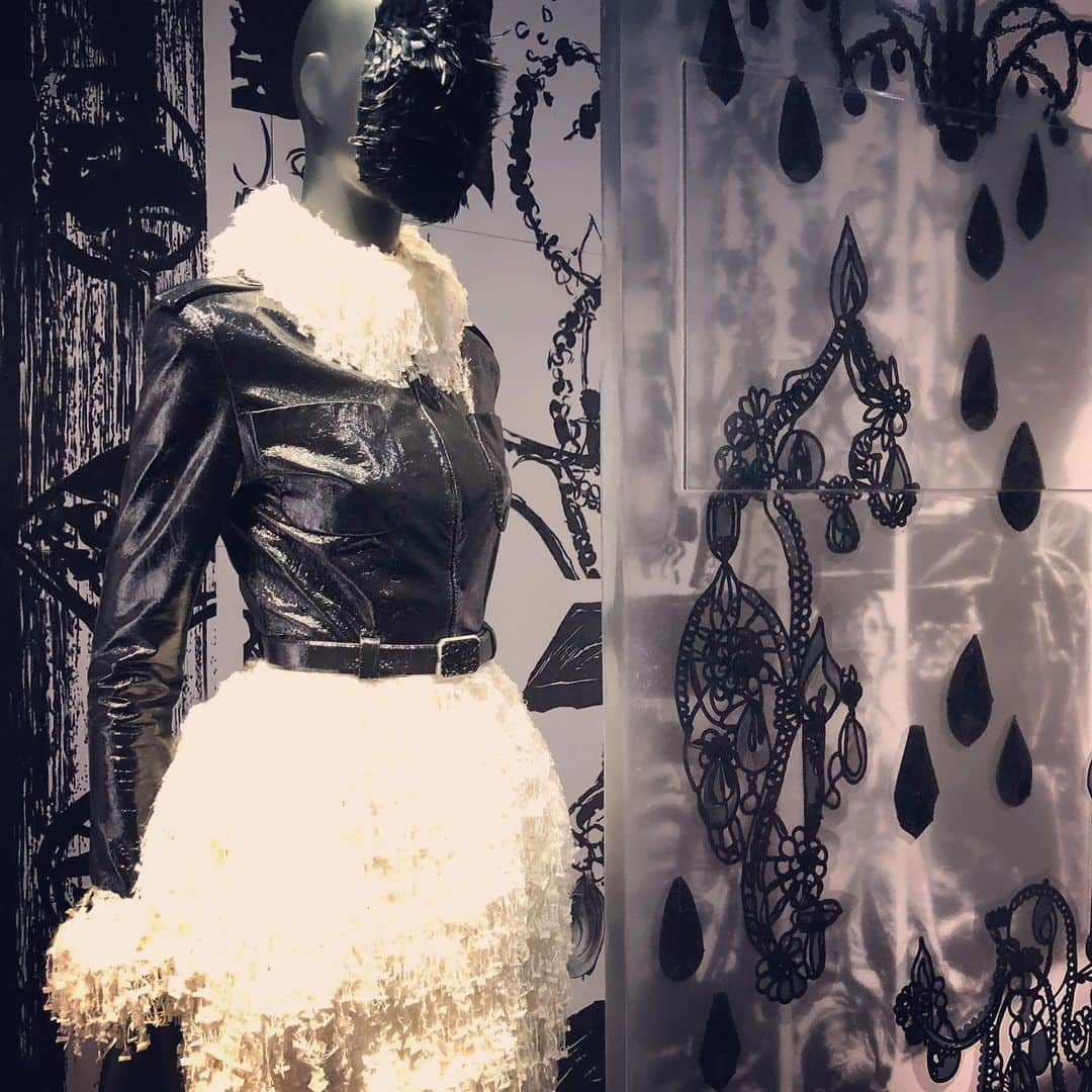 葛巻舞香さんのインスタグラム写真 - (葛巻舞香Instagram)「CHANEL "MADEMOISELLE PRIVE TOKYO展" "BLACK"  シャネルが世界に、黒を女性のファッションとして取り込んだ。 シンプルで強さのあるデザインの中にはリボンを使用したり、女性らしさも表現されていた。 シャネルの生き方を象徴するようなブース。  #CHANEL #シャネル #mademoiselleprive #mademoiselleprivetokyo」11月27日 22時32分 - maika.kzm